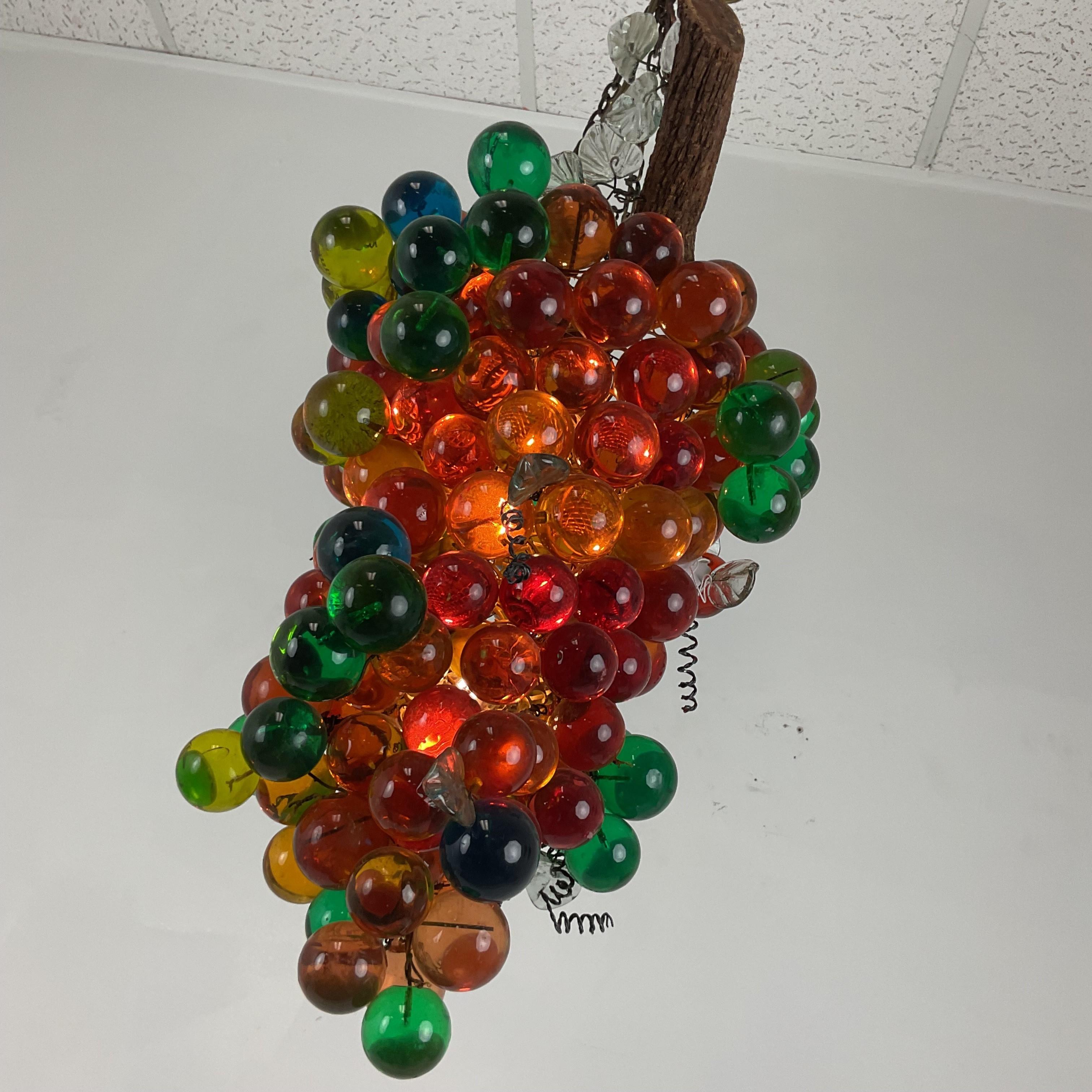 Enorme lampadario a forma di uva in lucite multicolore in vendita 2