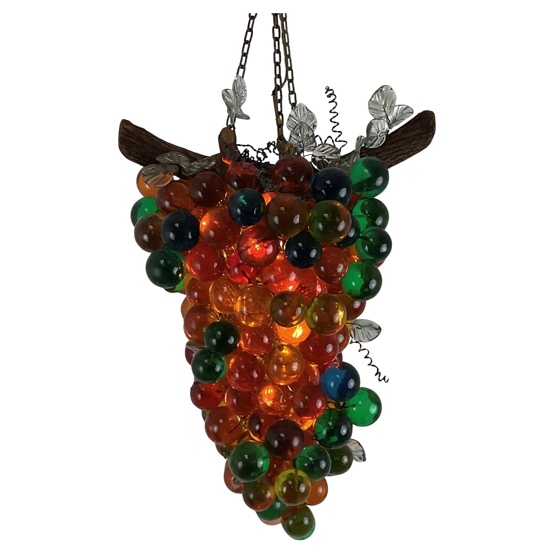 Enorme lampadario a forma di uva in lucite multicolore in vendita