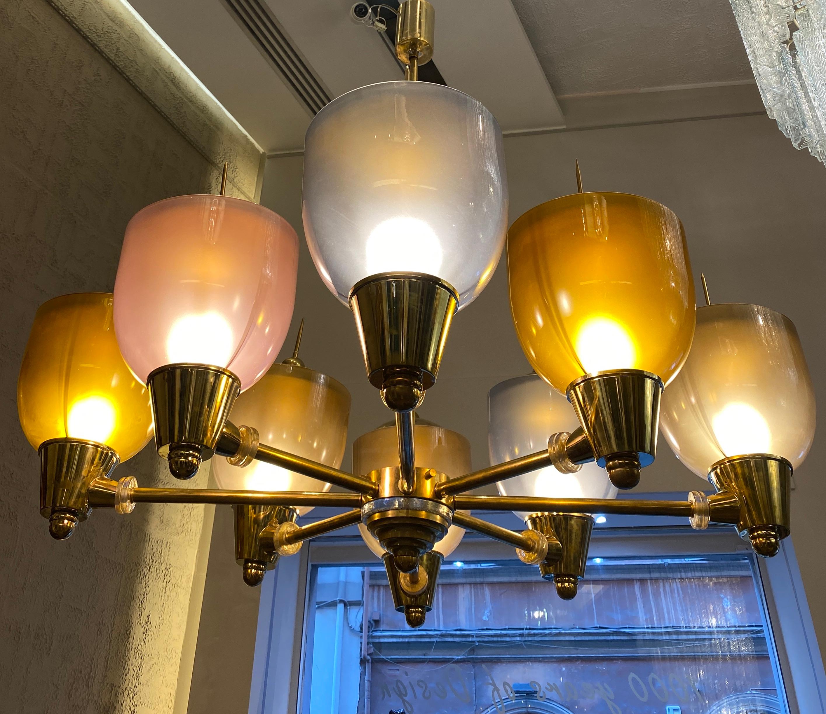 Fabuleux lustre en verre de Murano avec 8 grandes coupes précieuses multicolores sur une monture en laiton.
Ampoules : 8 ampoules : Dimension E27 (non incluse dans la vente) - convient au système électrique américain.
Condit : Parfait état et