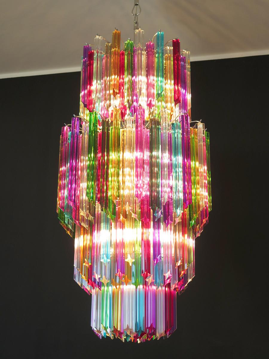 Vetro artistico Enorme lampadario di Murano multicolore quadriedri - 242 prismi - modello No. in vendita