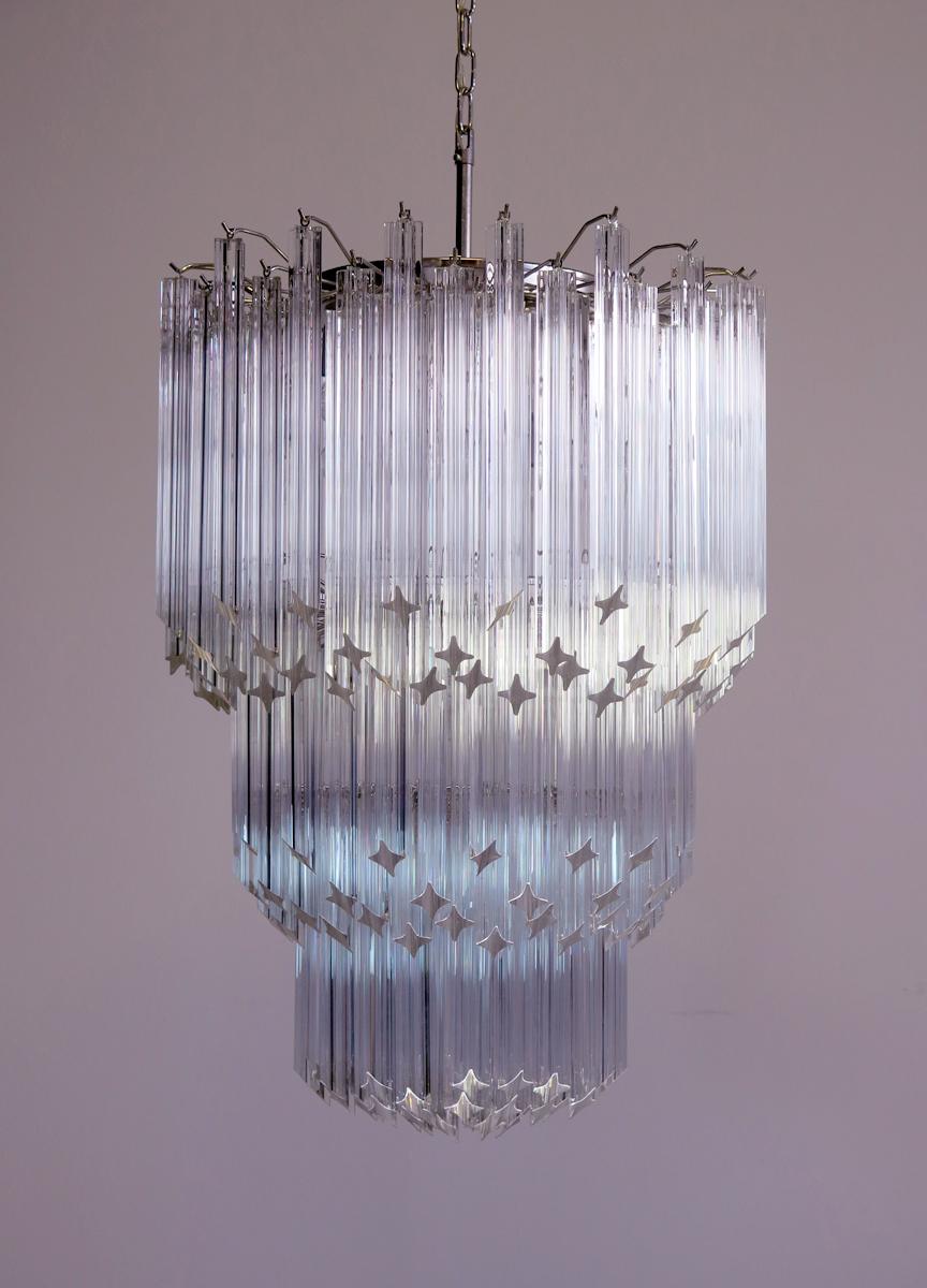 Fantastico lampadario vintage di Murano realizzato con 184 prismi di cristallo trasparente di Murano in una struttura metallica in nichel. Gli occhiali hanno due dimensioni diverse.
Periodo:	fine del XX secolo
Dimensioni: 66,90 pollici di altezza