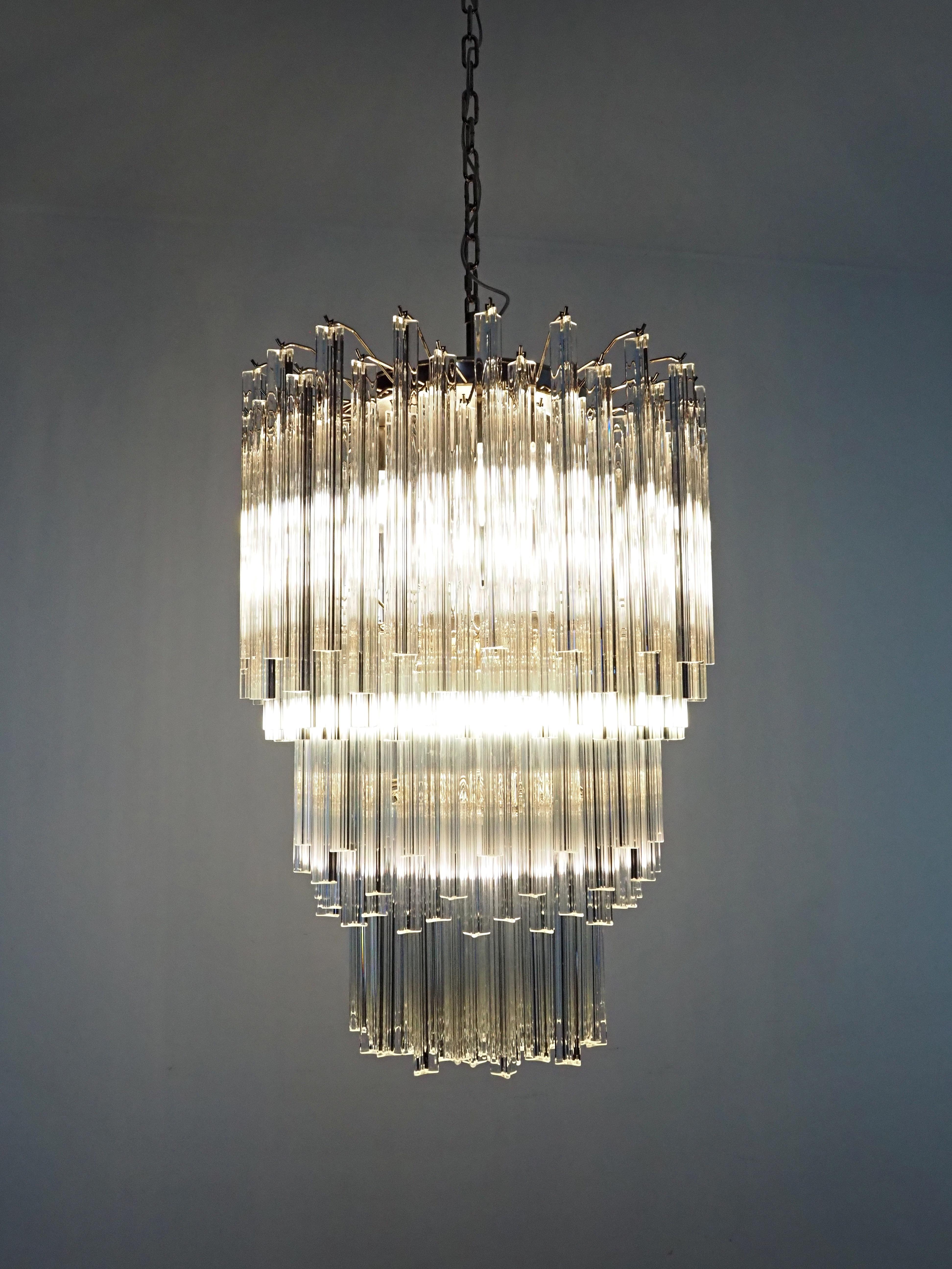 Fantastico lampadario vintage di Murano realizzato con 187 prismi di cristallo trasparente di Murano in una struttura metallica in nichel. Gli occhiali hanno due dimensioni diverse.
Periodo: fine del XX secolo
Dimensioni: 66,90 pollici di altezza