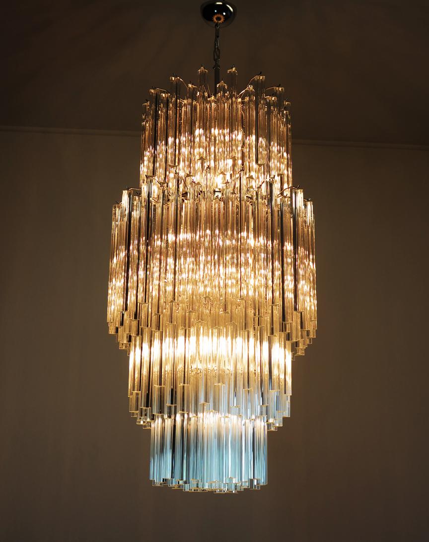 Fantastische Vintage Murano Kronleuchter von 242 Murano-Kristall transparent Prisma (TRIEDRI) auf vier Ebenen in einem Nickel-Metallrahmen gemacht. Die Gläser haben zwei verschiedene Größen.
Zeitraum: 1990s
Abmessungen: 68,70 Zoll Höhe (200 cm) mit