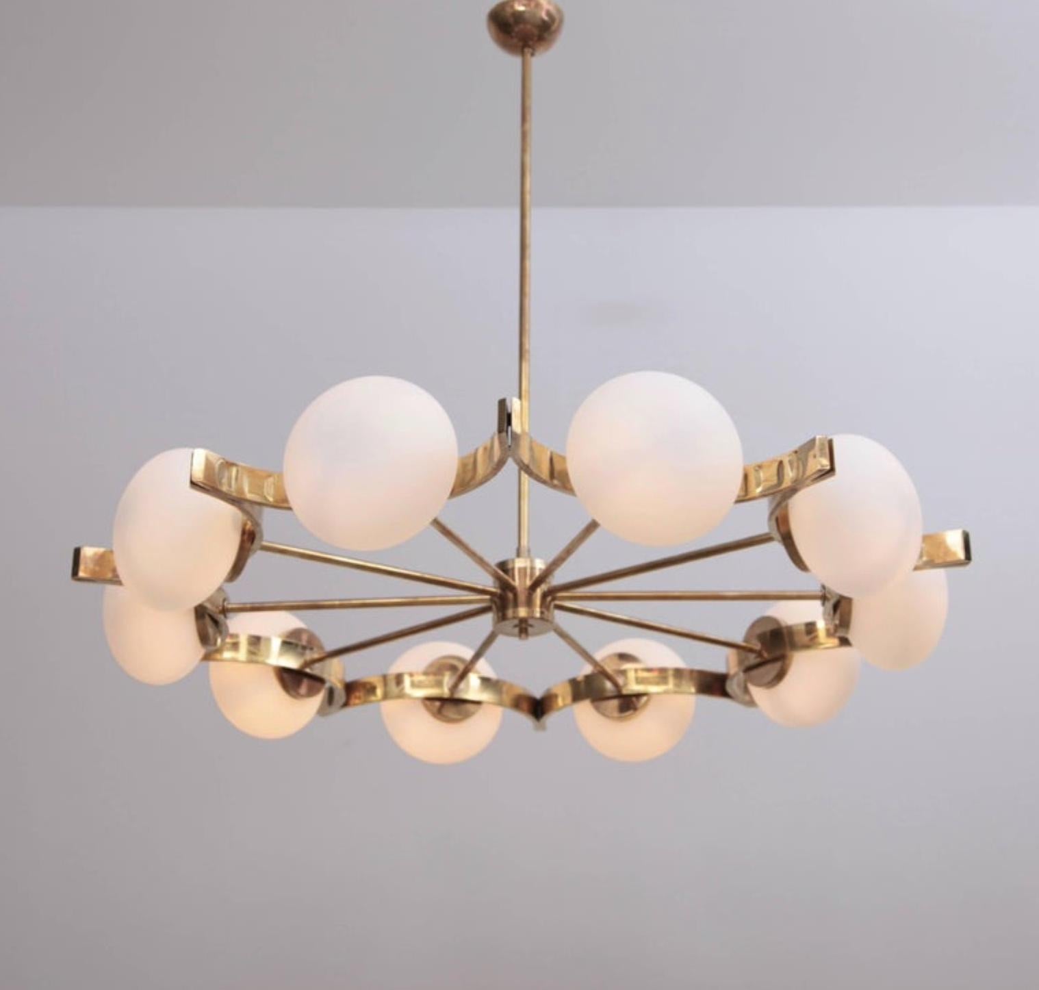 Huge Murano glass and brass Sputnik chandelier in the manner of Fontana Arte. The chandelier has a very impressing size and is a real eye catcher in every room. The chandelier is in excellent condition. To be on the the safe side, the lamp should be