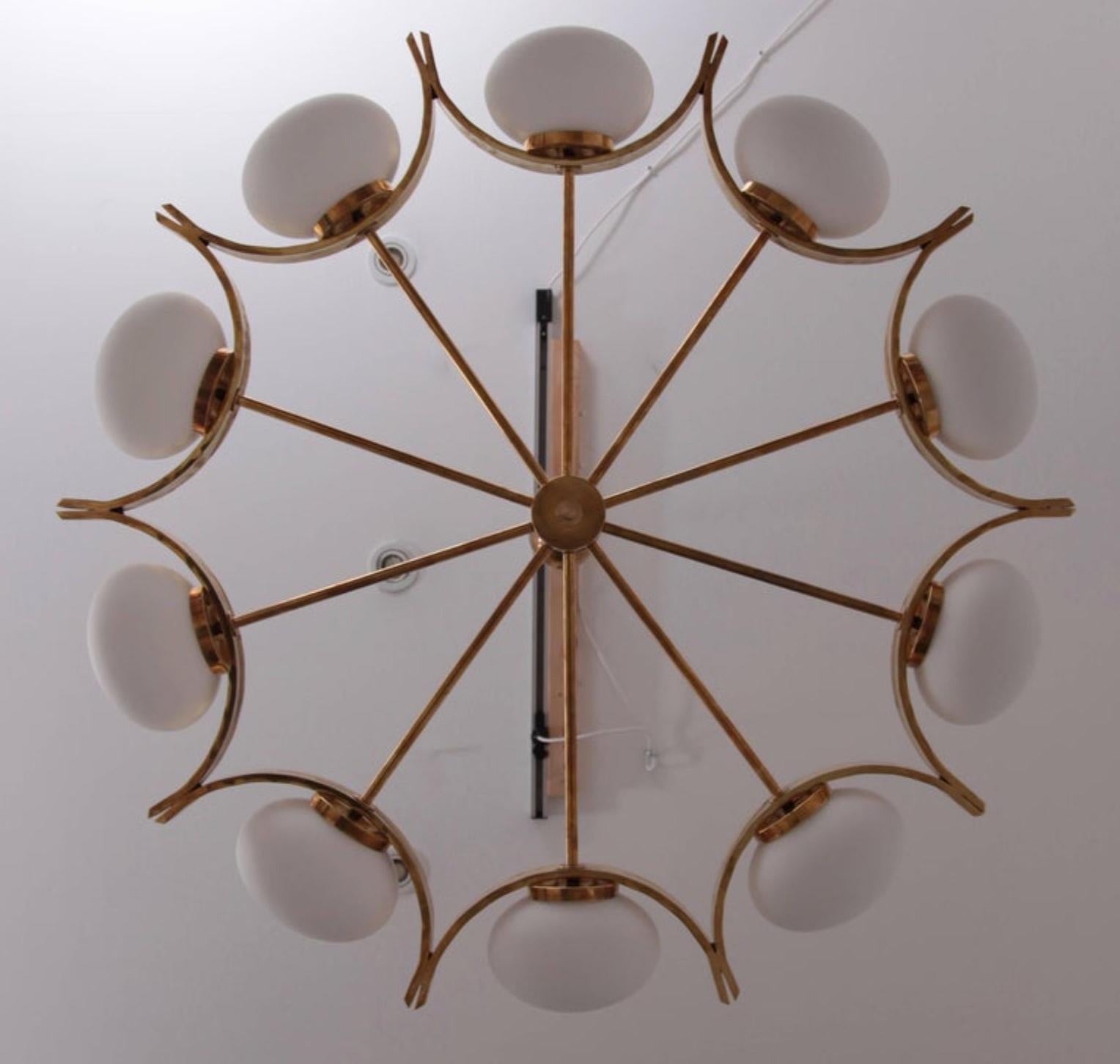Mid-Century Modern Huge Murano Glass and Brass Chandelier in the Manner of Fontana Arte For Sale