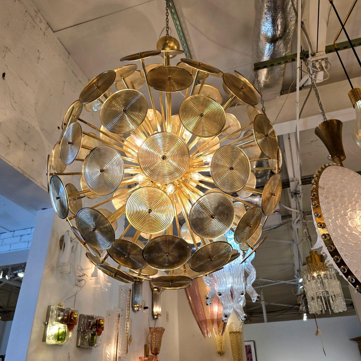 Huge Murano glass disc Sputnik chandelier In Excellent Condition For Sale In Dallas, TX