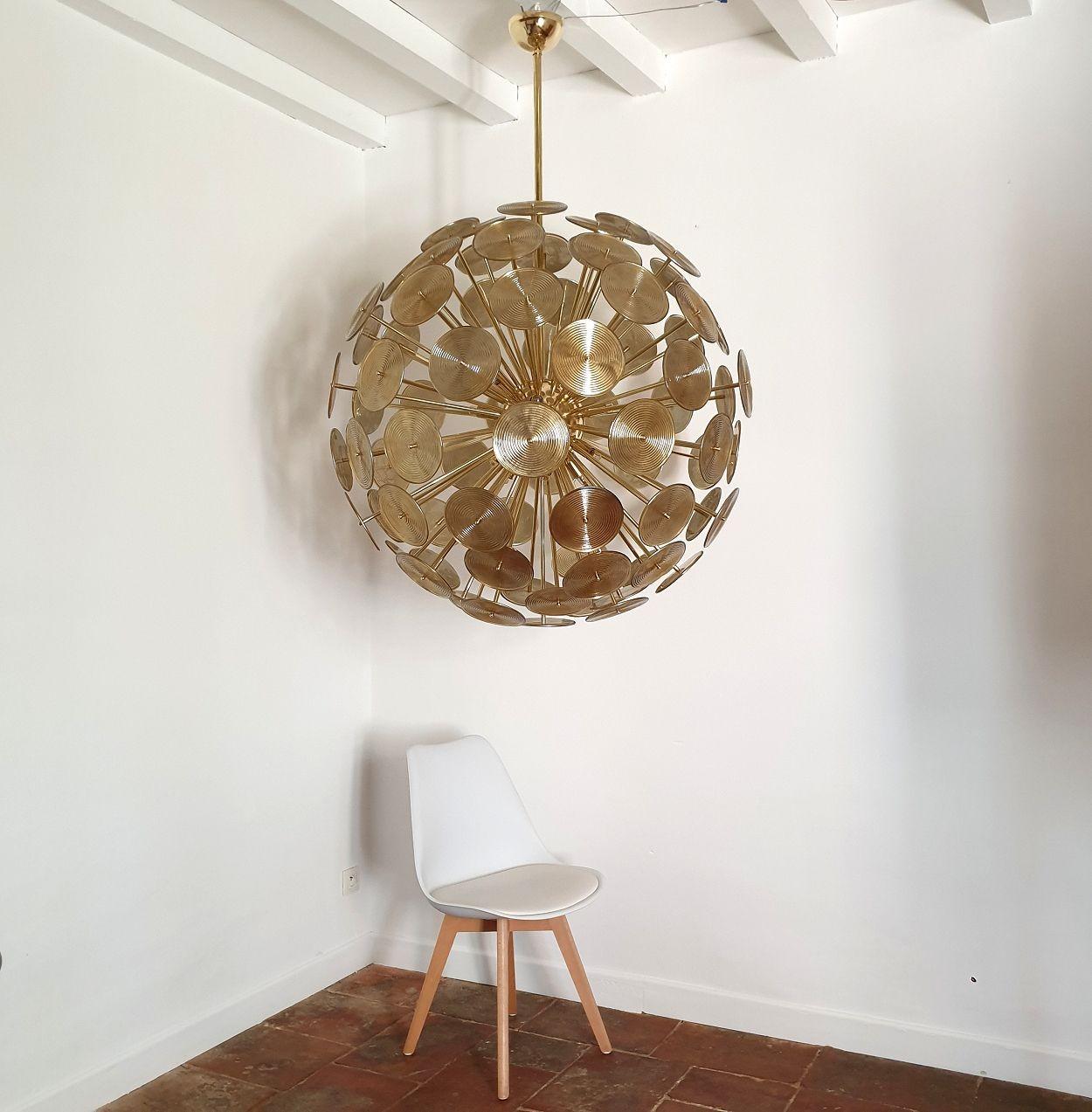 Énorme lustre Sputnik Modern en verre de Murano, style Vistosi Italie années 1980.
Le grand lustre italien est composé de disques en verre de Murano de couleur or, avec des cercles en relief sur la face extérieure.
Les disques en verre de Murano