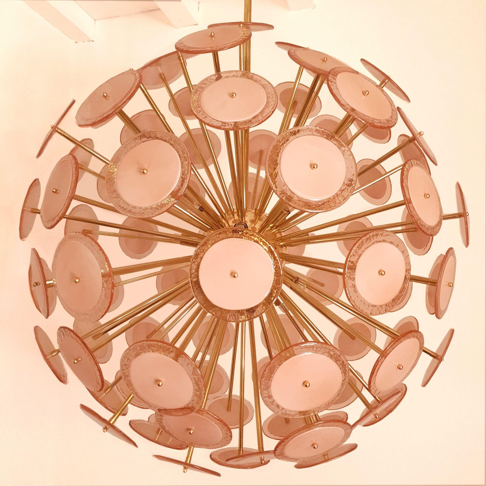Mid Century Modern huge Sputnik chandelier, attributed to Vistosi Italy 1980s.
The large chandelier is made of pink Murano glass discs, on a brass round frame.
The Murano glass discs are in a transparent Ballerina Pink on the border and an opaque