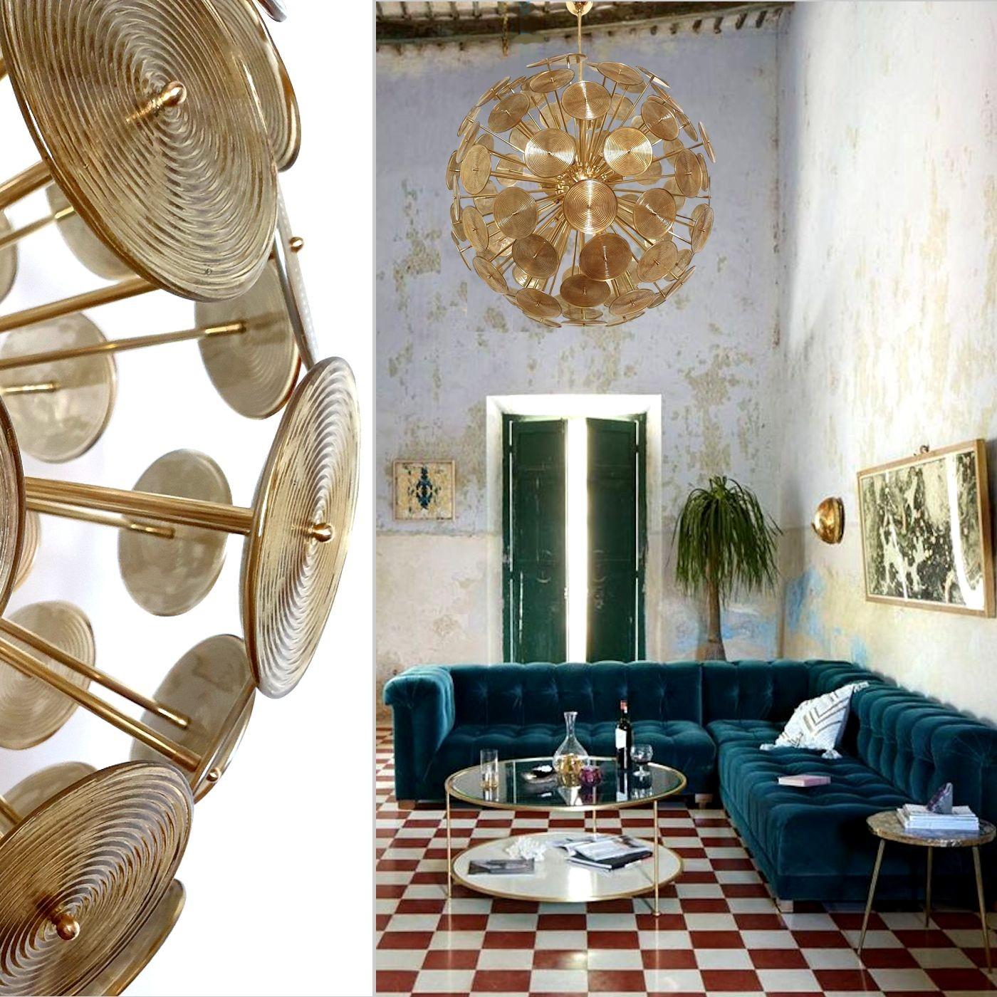 Huge Mid Century Modern Murano glass Sputnik chandelier, Vistosi style Italy 1980s.
The large Italian chandelier is made of tan Murano glass discs with real gold inclusions.
The Murano glass discs have circles in relief on the outside surface.
When