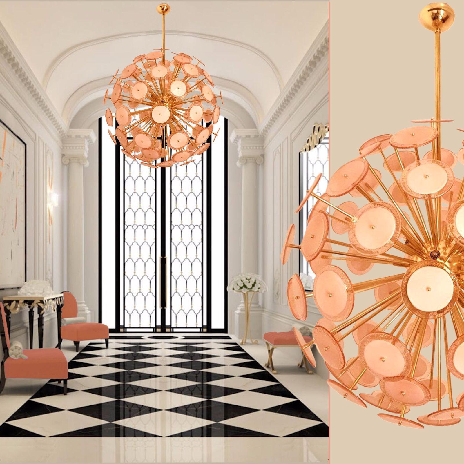 Mid Century Modern huge Sputnik chandelier, attributed to Vistosi Italy 1980s.
The large chandelier is made of pink Murano glass discs, on a brass round frame.
The Murano glass discs are in a transparent Ballerina Pink on the border and an opaque