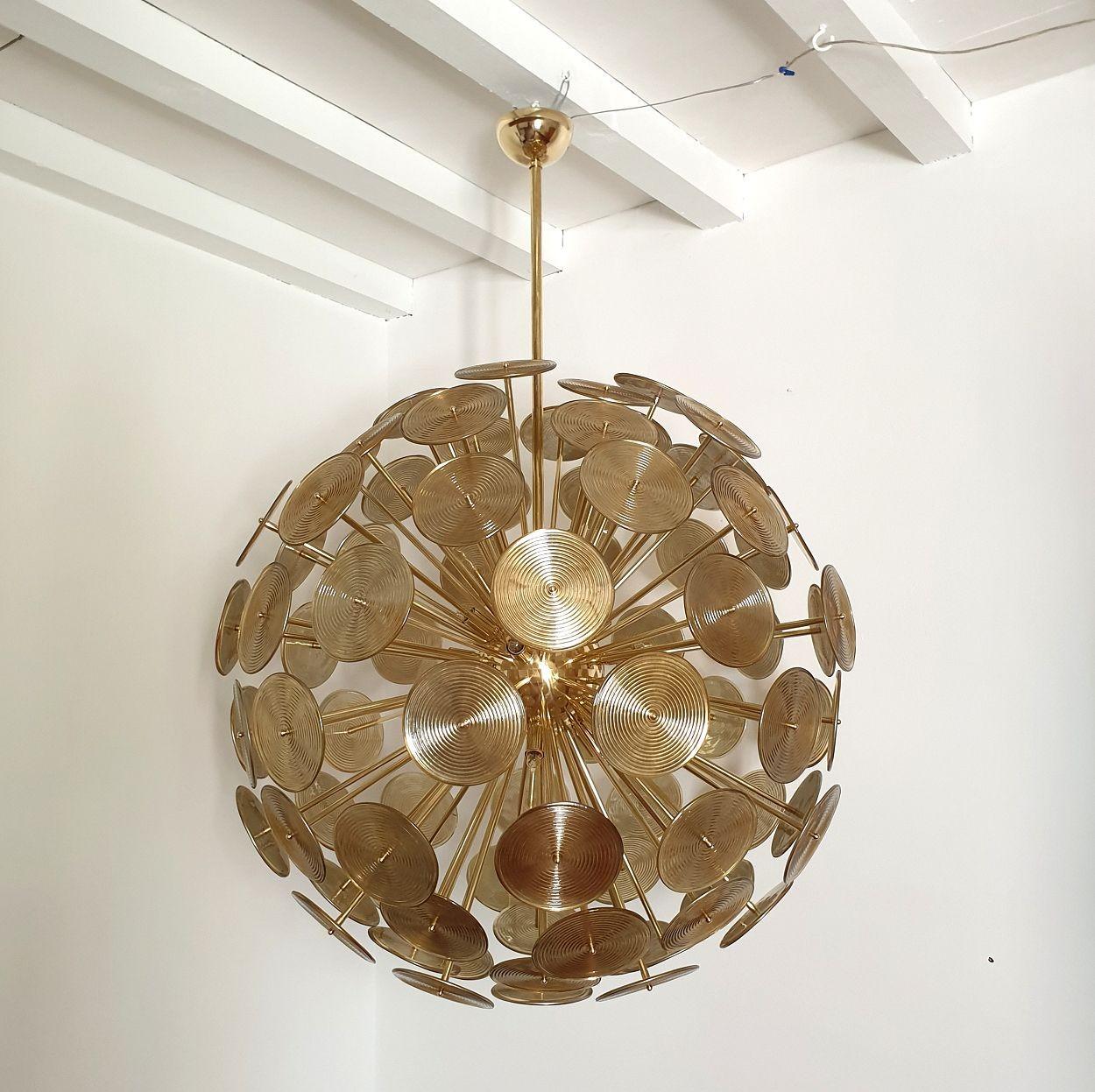 Riesiger Murano-Glasscheiben-Sputnik-Kronleuchter (Moderne der Mitte des Jahrhunderts) im Angebot