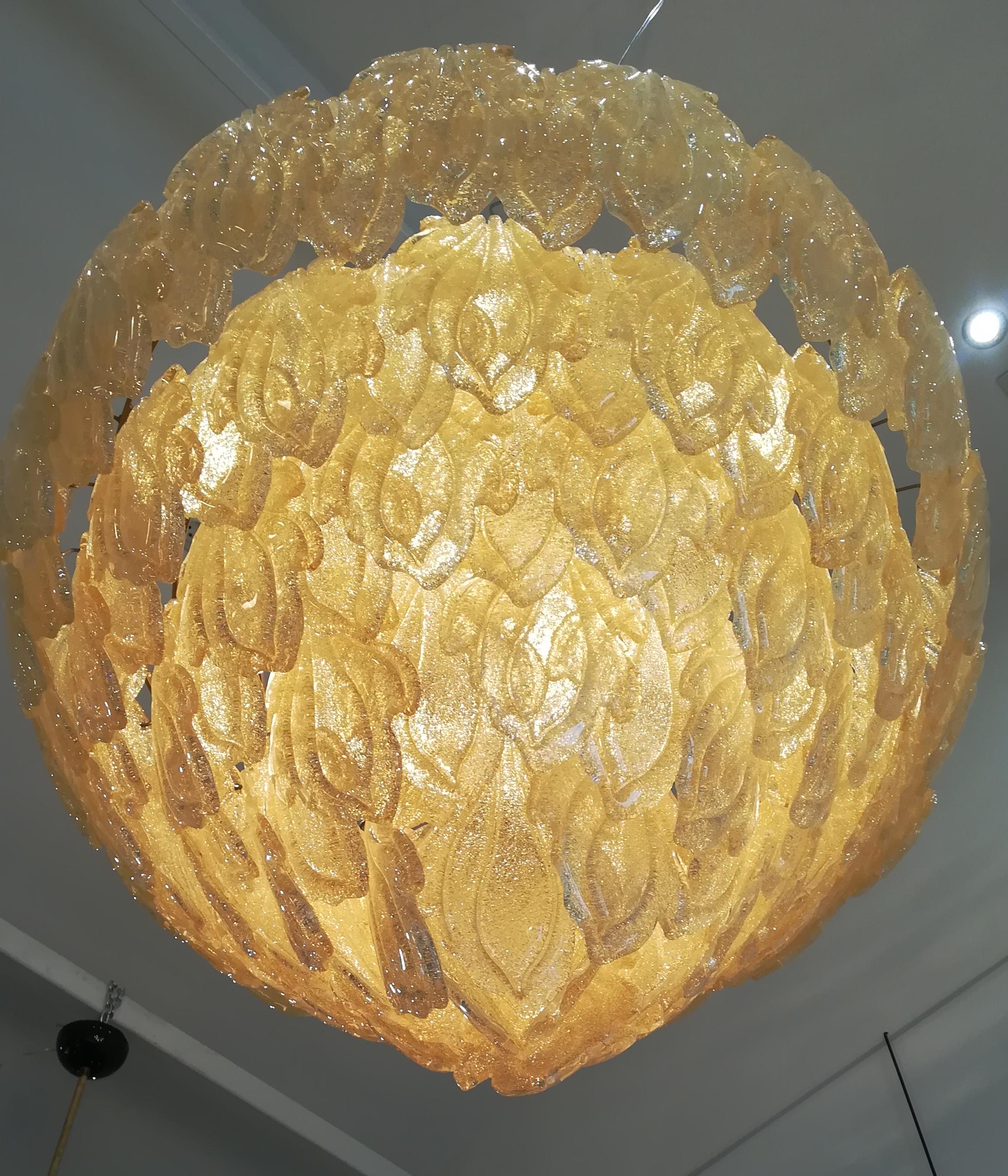 Riesige Muranoglas-Goldglas-Anhänger, 106 Blätter, 12 Glühbirnen E 27, Gesamthöhe 170 cm, kann reduziert werden (Kette) Gläser nur H 85 cm.