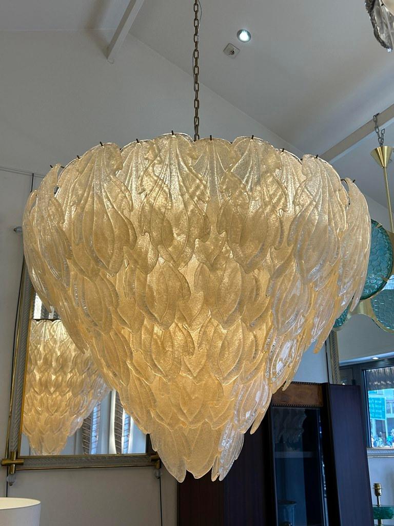 Enorme pendente in vetro dorato di Murano
110 foglie, 12 lampadine E27 per l'Europa, E26 per gli Stati Uniti. Wired per gli Stati Uniti
Altezza totale con la catena 170 cm. Can può essere ridotto con la catena 
Altezza con la montatura degli