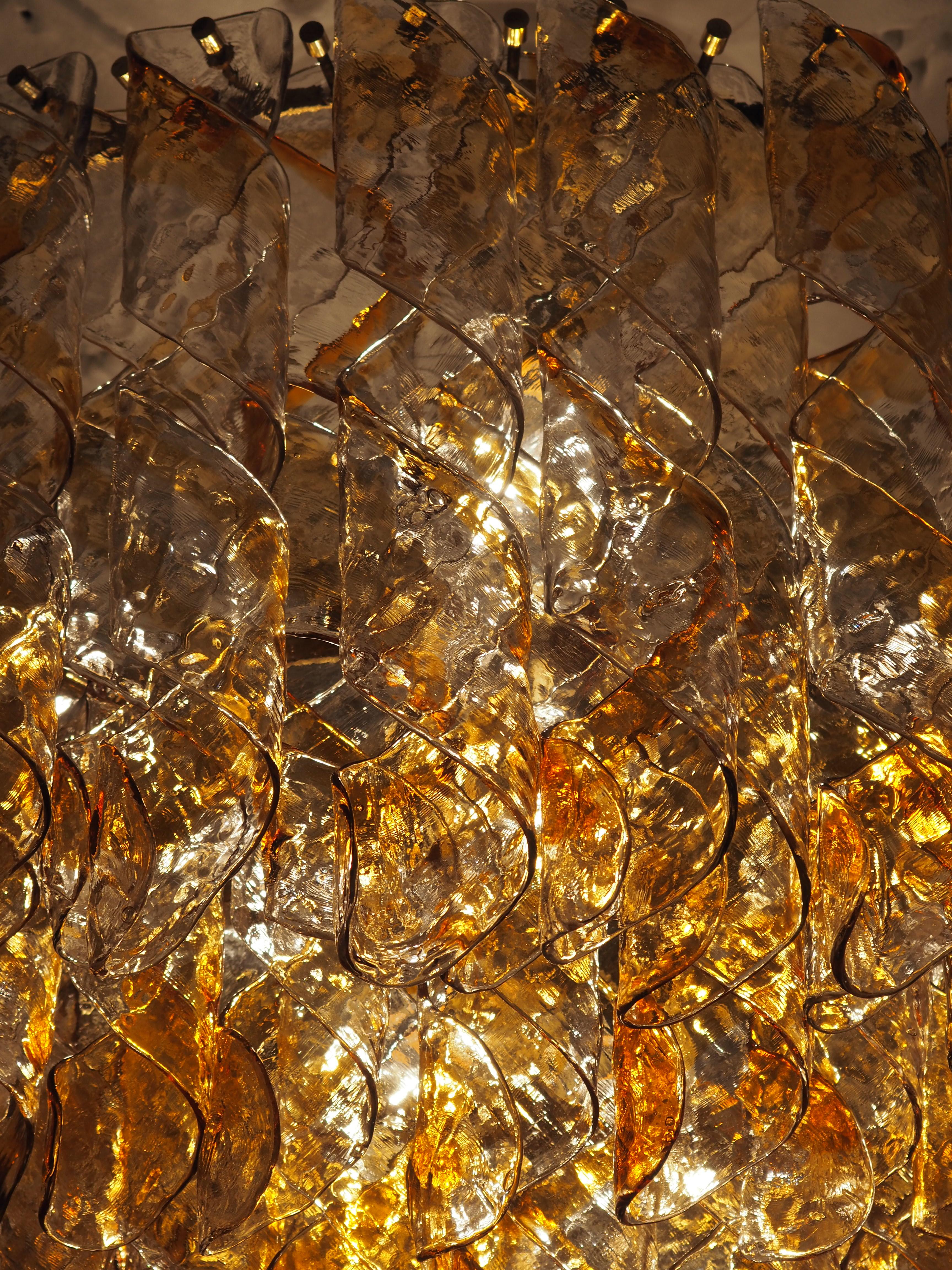 Milieu du XXe siècle Énorme verre ambré en spirale de Murano  Lustre Kaiser par Kaiser, vers les années 1960 en vente