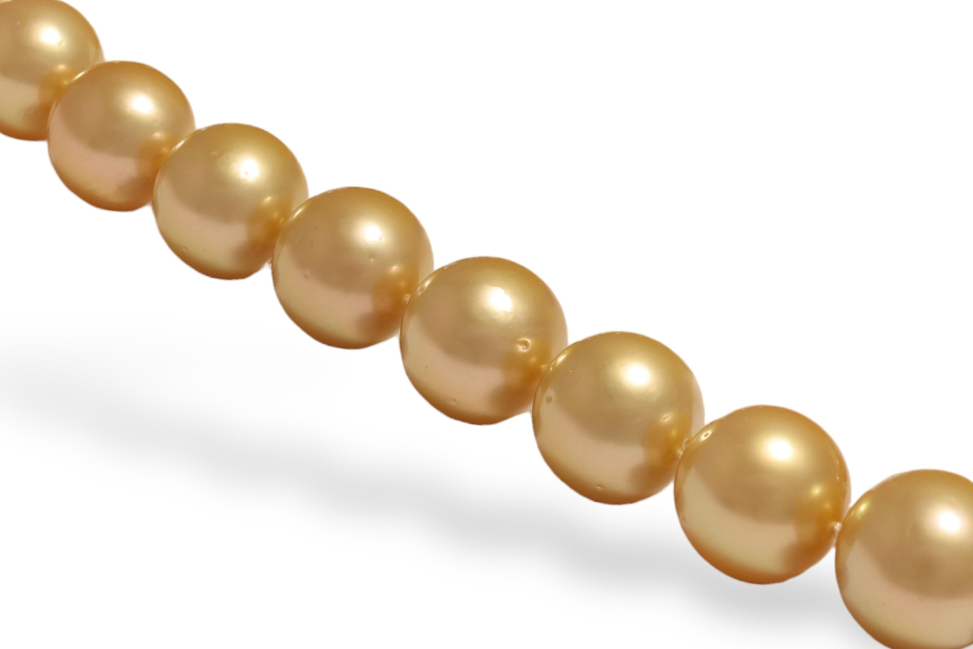 Superbes grosses perles naturelles des mers du Sud, couleur or, avec des perles 18 kt. Casier en or jaune avec diamants

Perles : 27 perles dorées des mers du Sud, perles d'un diamètre allant de 13 mm à 16,8 mm.

Diamants : Diamants de taille