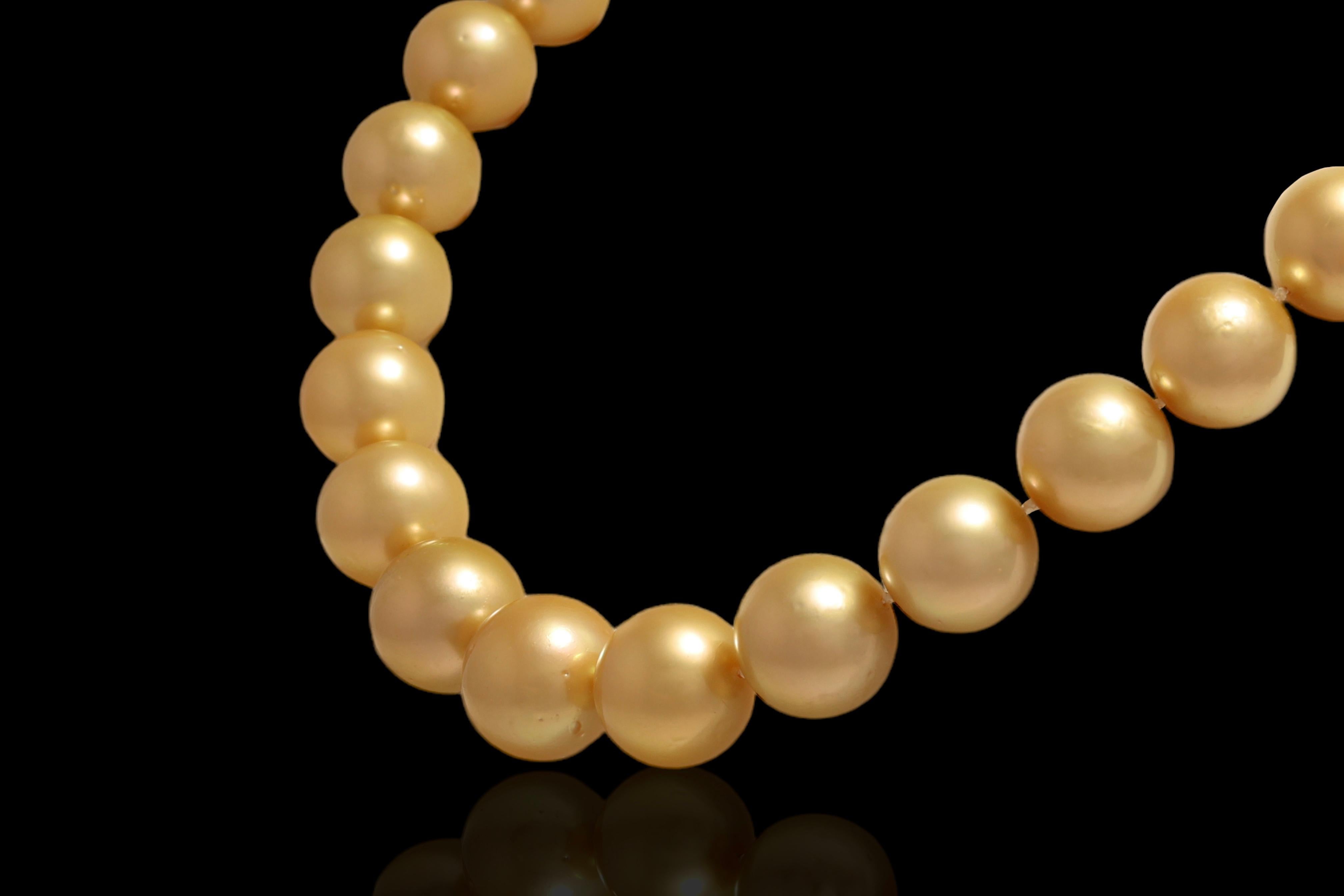 Taille brillant Grandes perles naturelles des mers du Sud de 13-16,8 mm, couleur or, 18 carats Serrure à diamant en vente