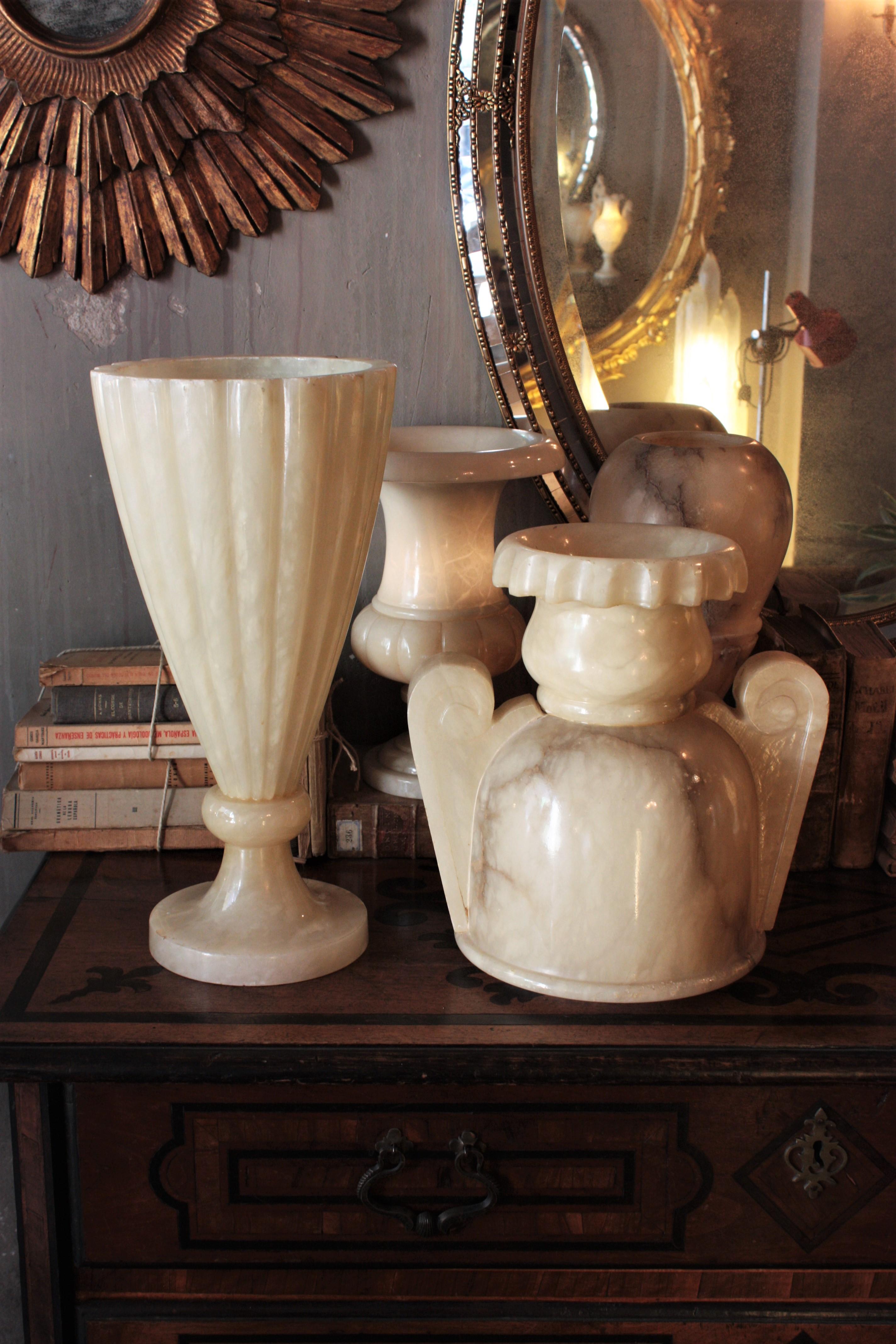 20ième siècle Énorme lampe néoclassique à urne en albâtre et piédestal à colonne en vente