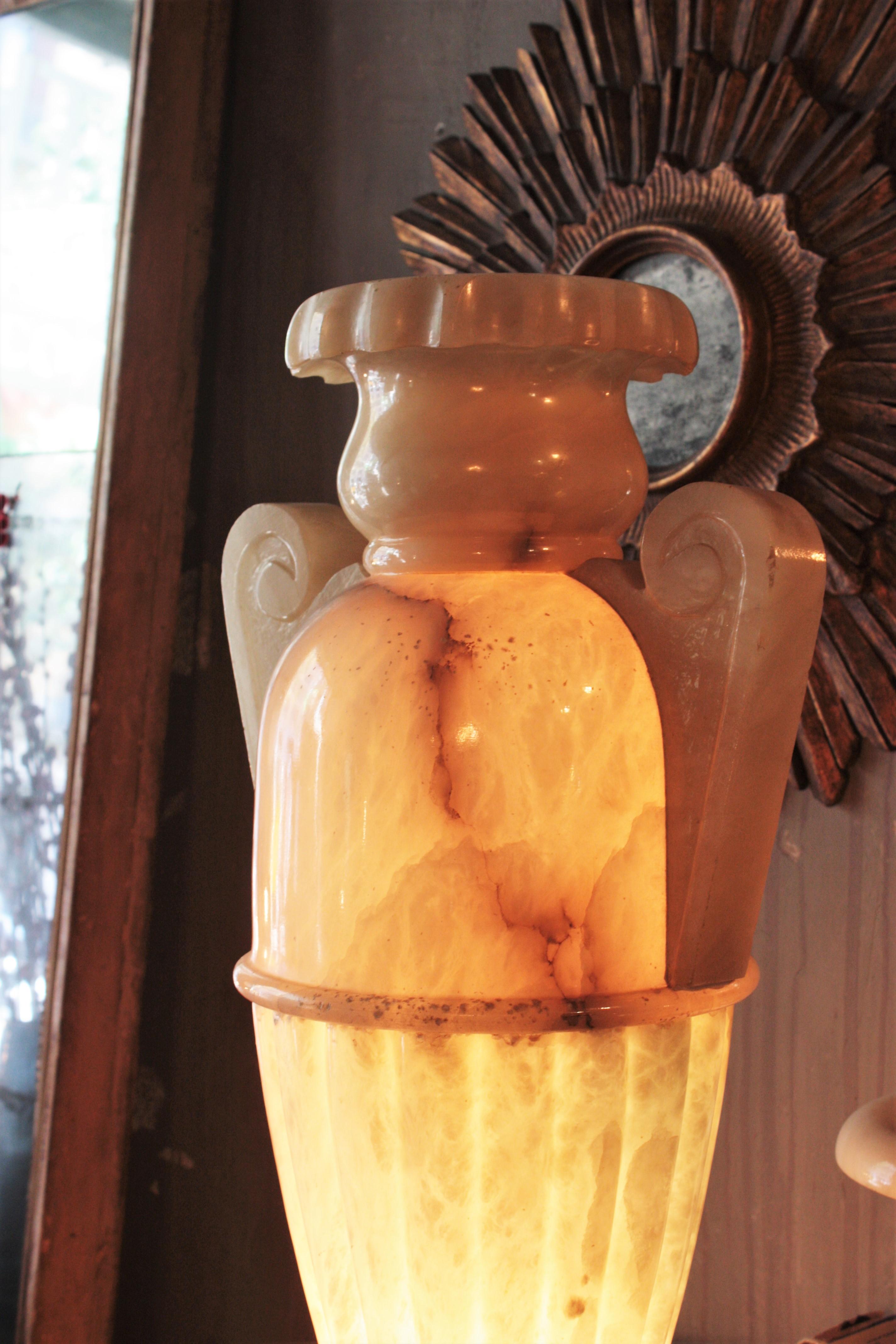 Énorme lampe néoclassique à urne en albâtre et piédestal à colonne en vente 2