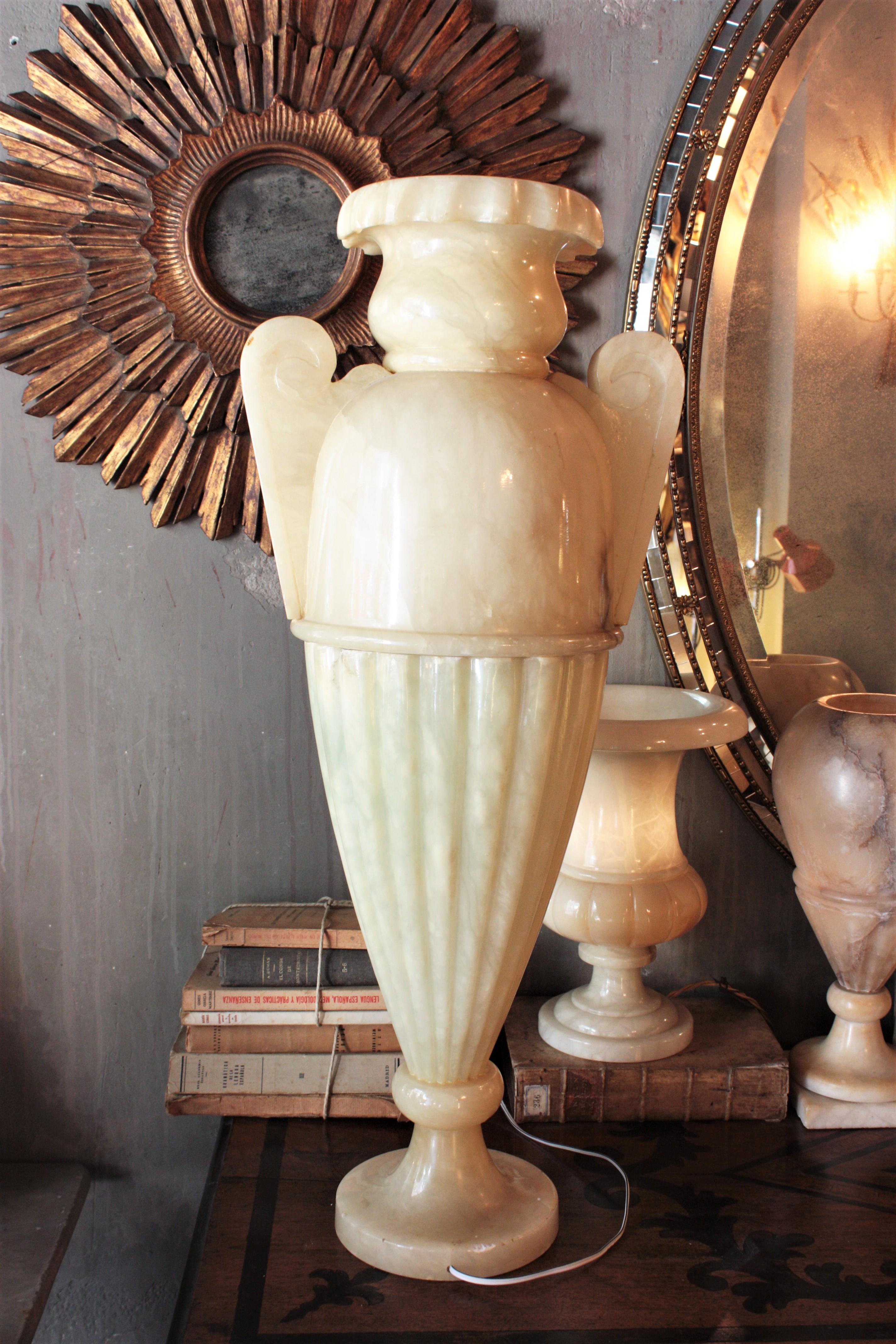 Énorme lampe néoclassique à urne en albâtre et piédestal à colonne en vente 3