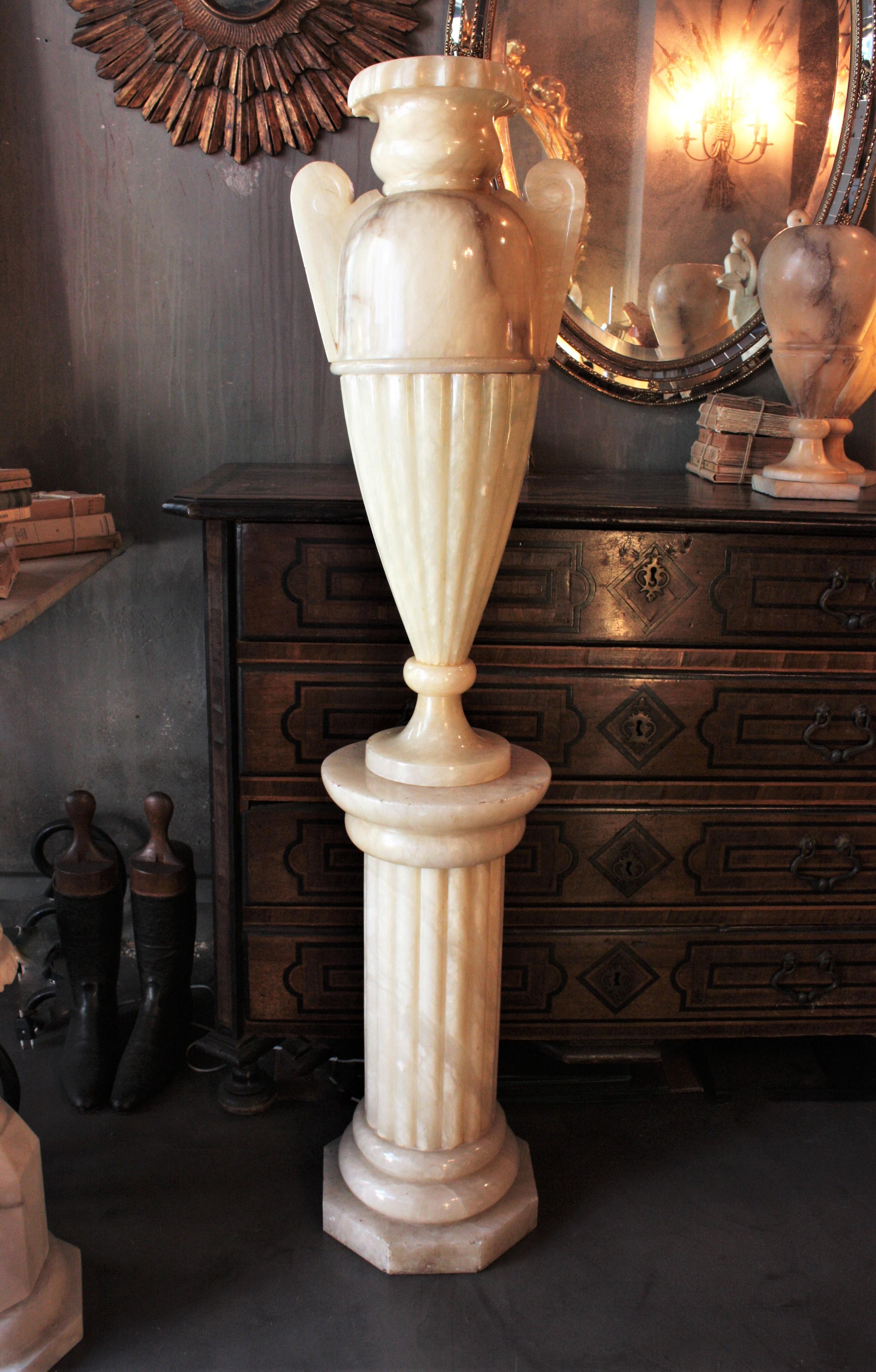 Riesige neoklassische Alabaster Urne Lampe & Säule Pedestal Stand (Geschnitzt) im Angebot