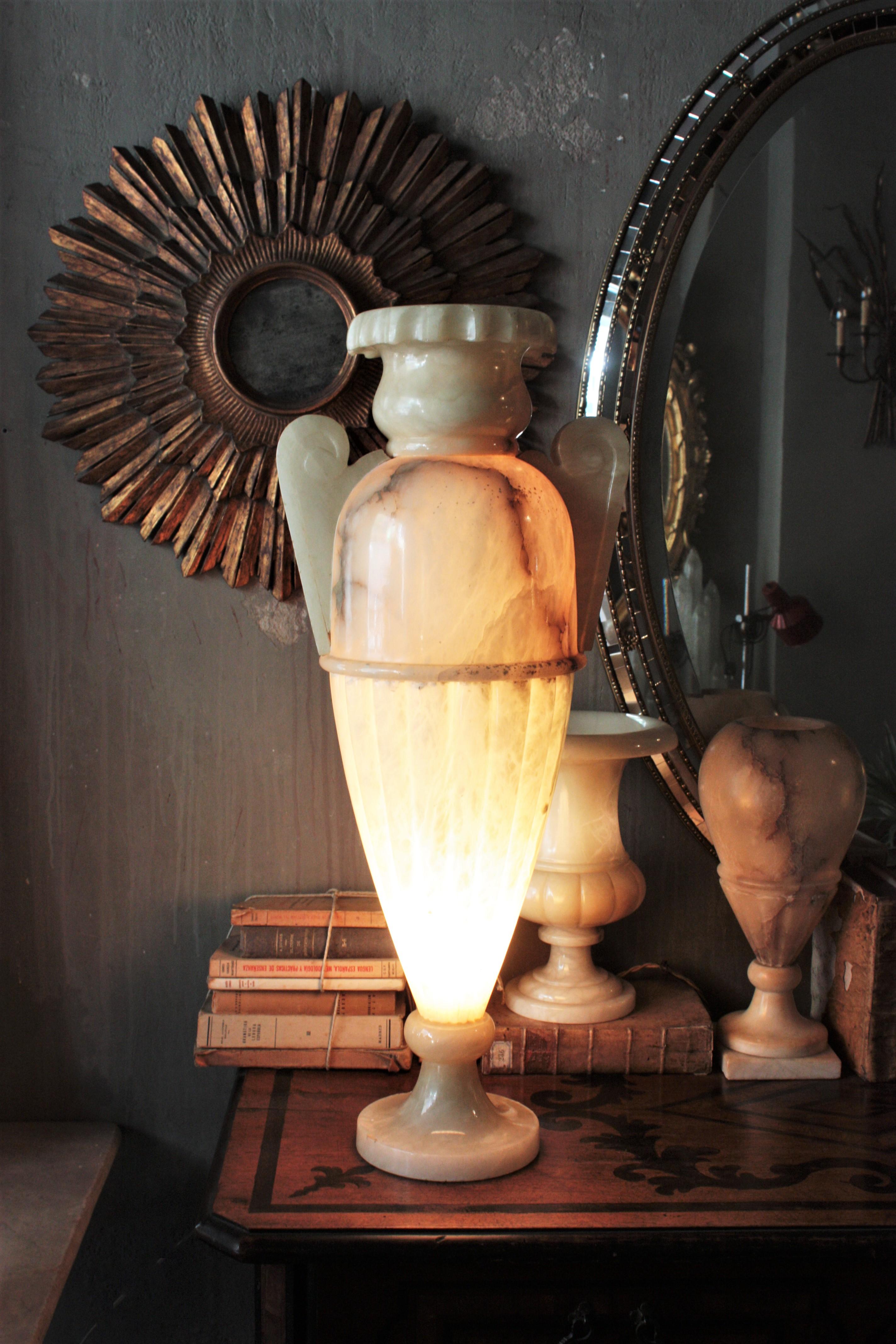 Néoclassique Énorme lampe néoclassique à urne en albâtre et piédestal à colonne en vente