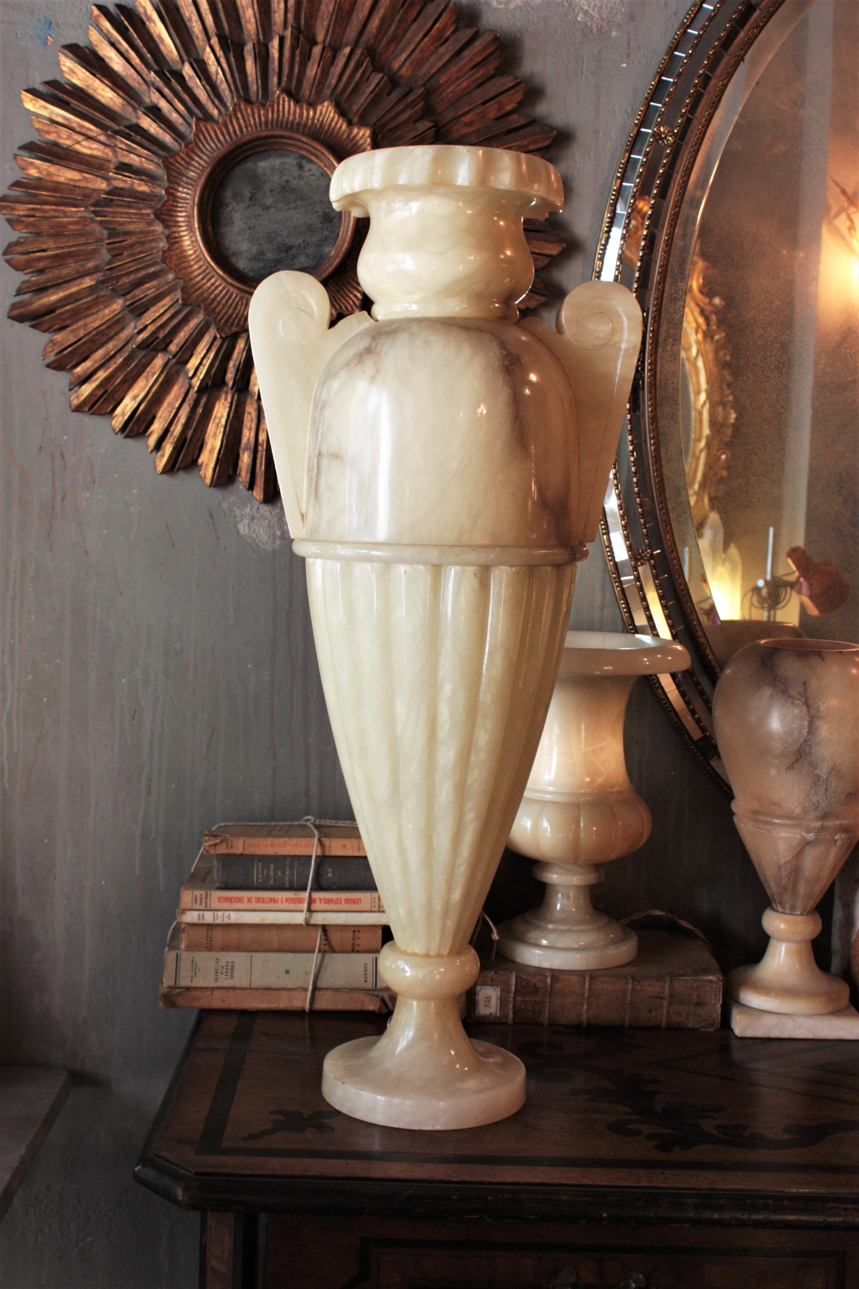 Espagnol Énorme lampe néoclassique à urne en albâtre et piédestal à colonne en vente