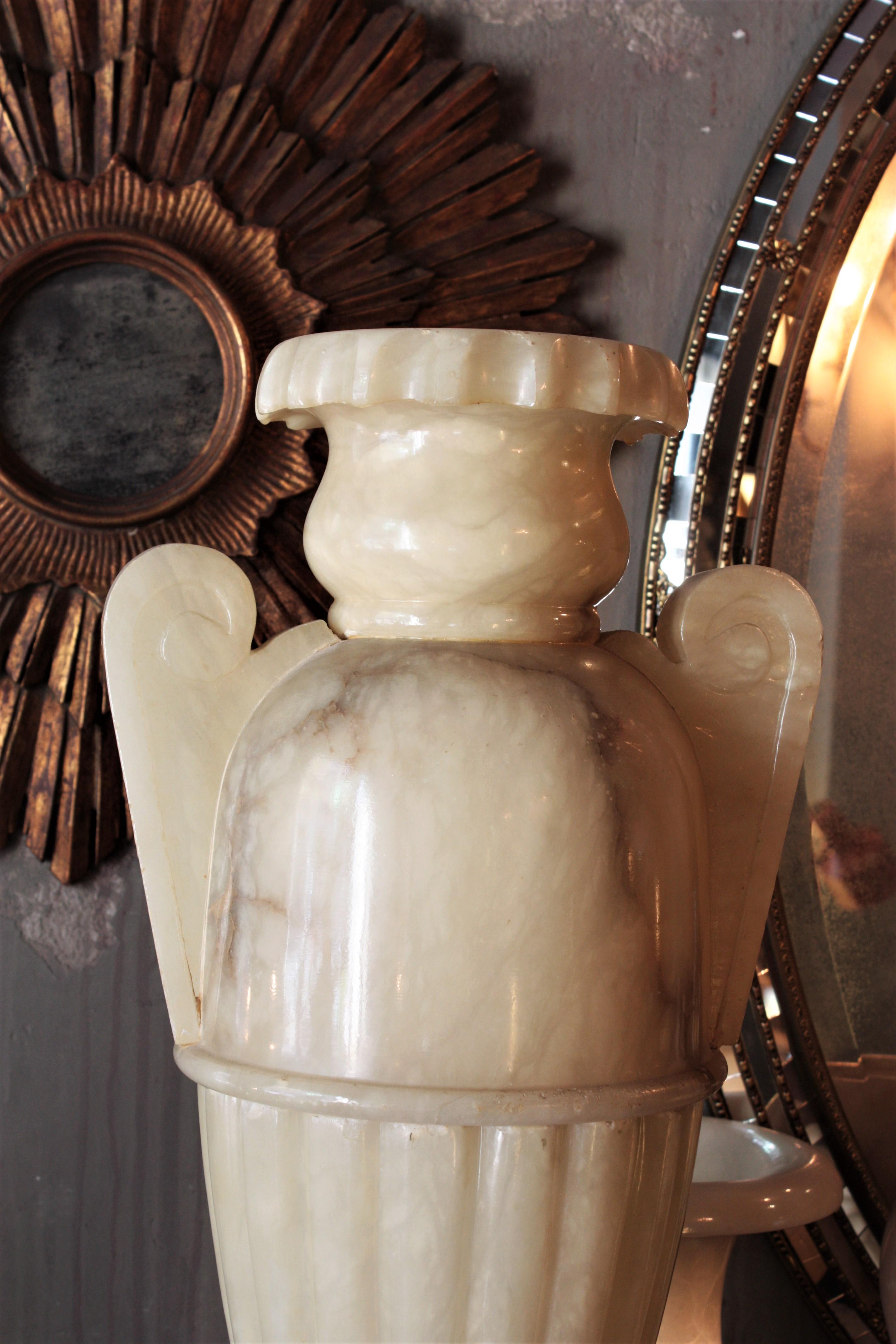 Sculpté Énorme lampe néoclassique à urne en albâtre et piédestal à colonne en vente