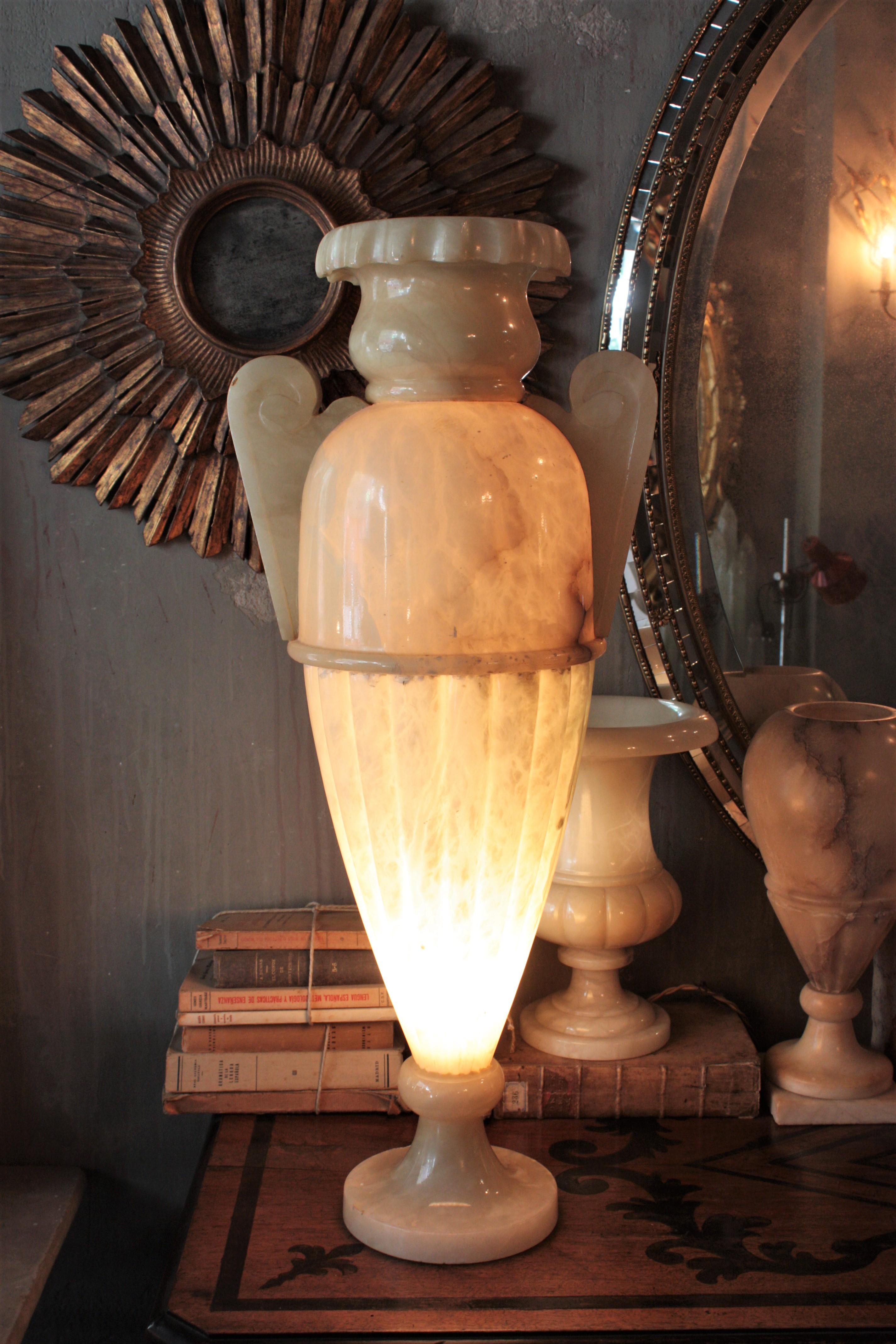 Énorme lampe néoclassique à urne en albâtre et piédestal à colonne Bon état - En vente à Barcelona, ES