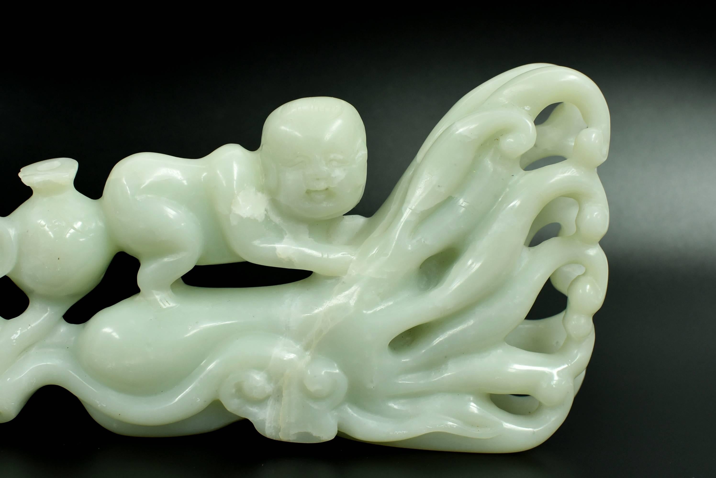Chinois Statue en jade néphrite verte céladon Boy and Citron 2,3 lb  en vente