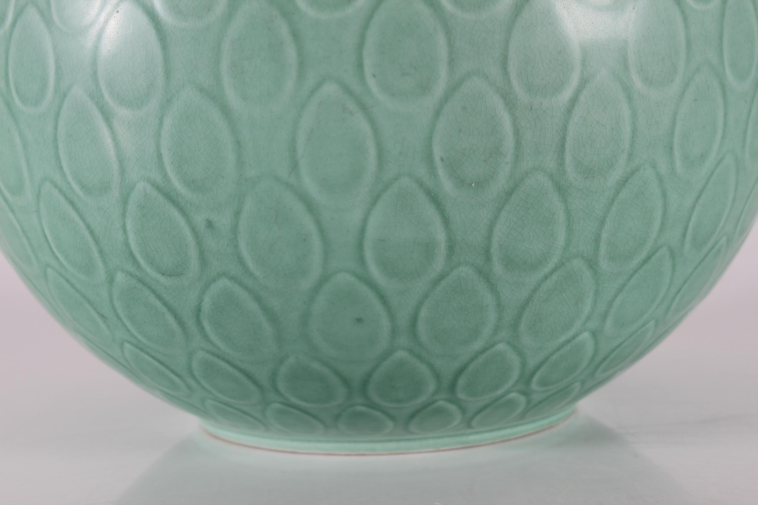 Énorme vase Marselis en céramique de Nils Thorsson (1898-1975) fabriqué par Aluminia à Copenhague, Danemark.

Le vase en forme de goutte est incisé d'un motif de feuilles et décoré d'une glaçure turquoise.

Marqué sur le fond avec A pour Aluminia +