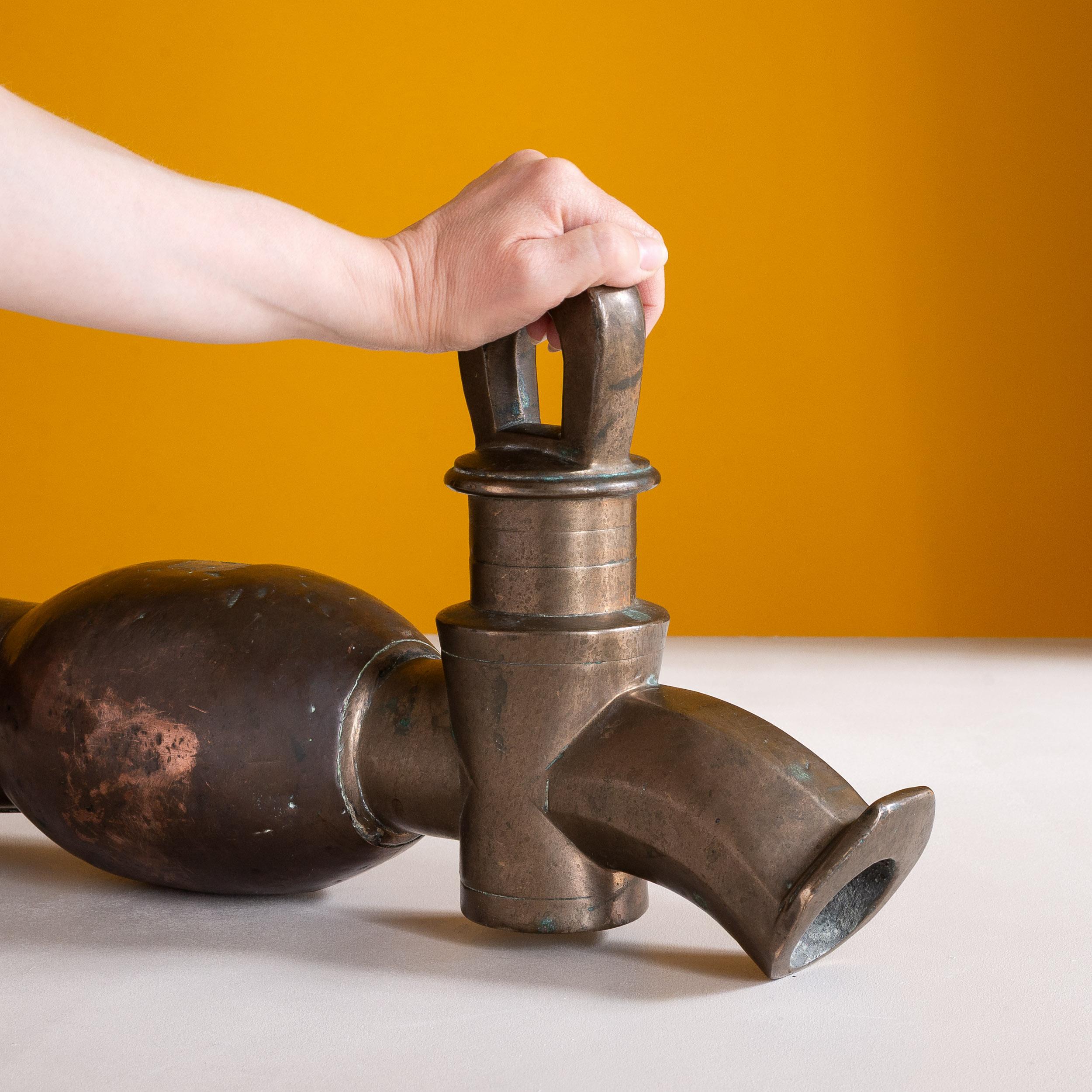 Uno straordinario ed enorme rubinetto in bronzo e ottone di una casa di campagna del XIX secolo, precedentemente proveniente dal Castello di Powderham, nel Devon, con un peso di ben 23 kg.