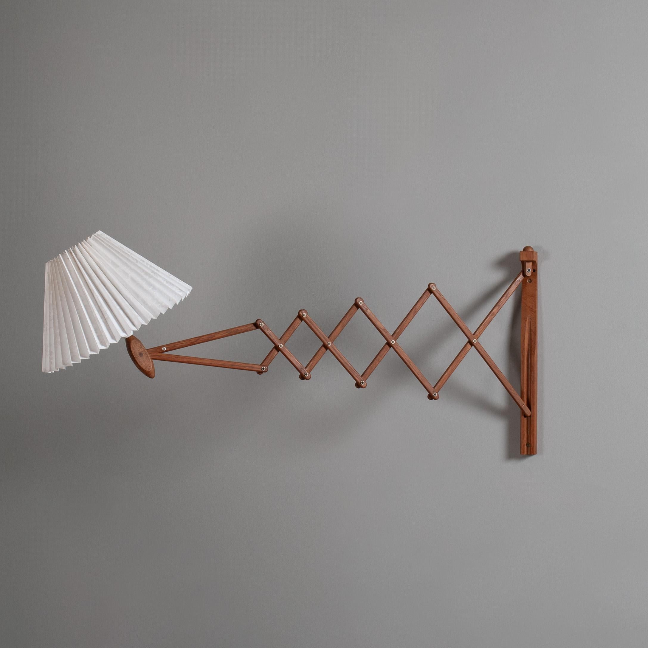 Enorme Lámpara de Pared de Tijera de Roble,  Le Klint siglo XX en venta