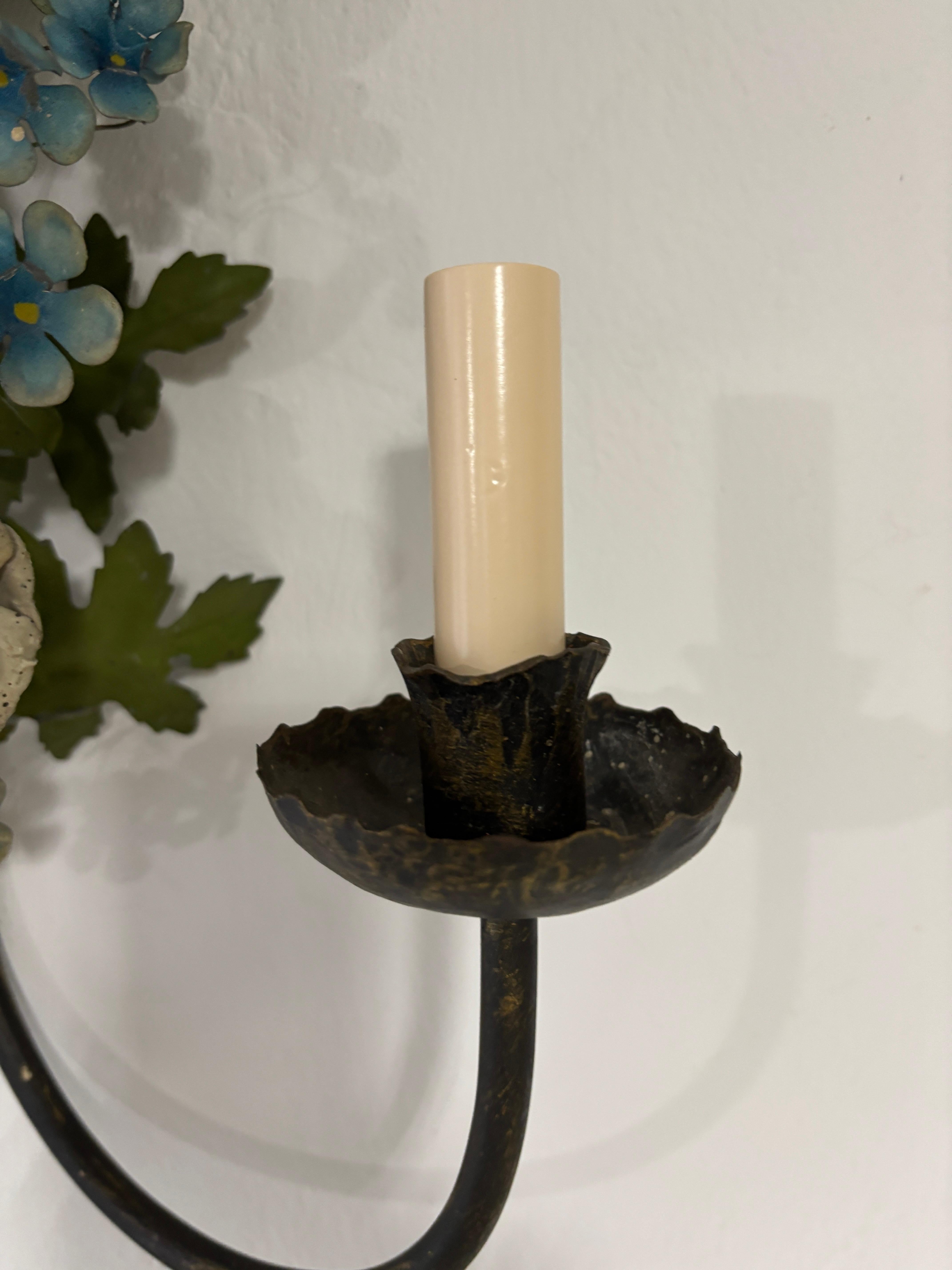 Enorme antico lampadario francese in tole con fiori e foglie del 1870 circa Estremamente raro in vendita 4