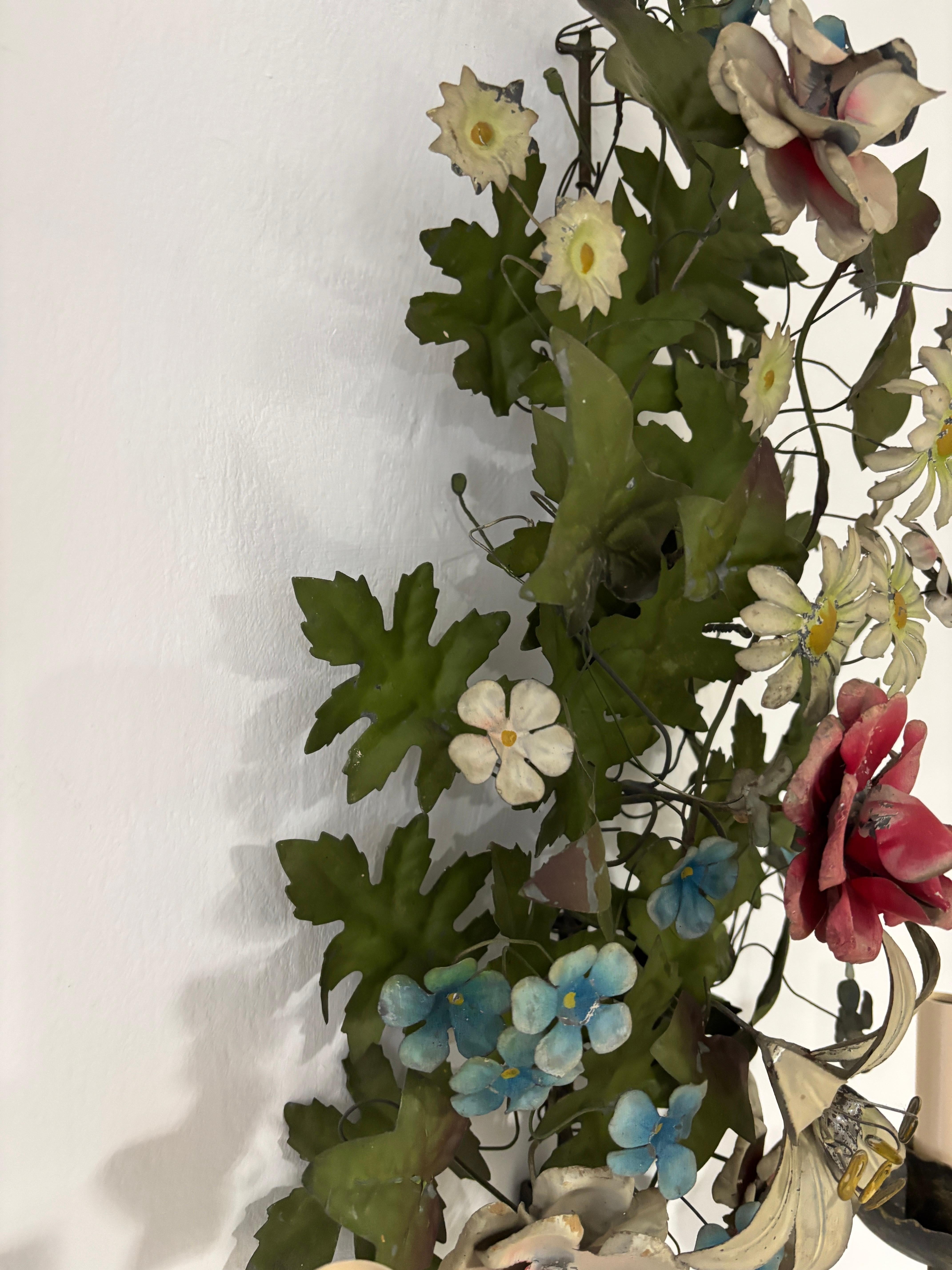 Enorme antico lampadario francese in tole con fiori e foglie del 1870 circa Estremamente raro in vendita 5
