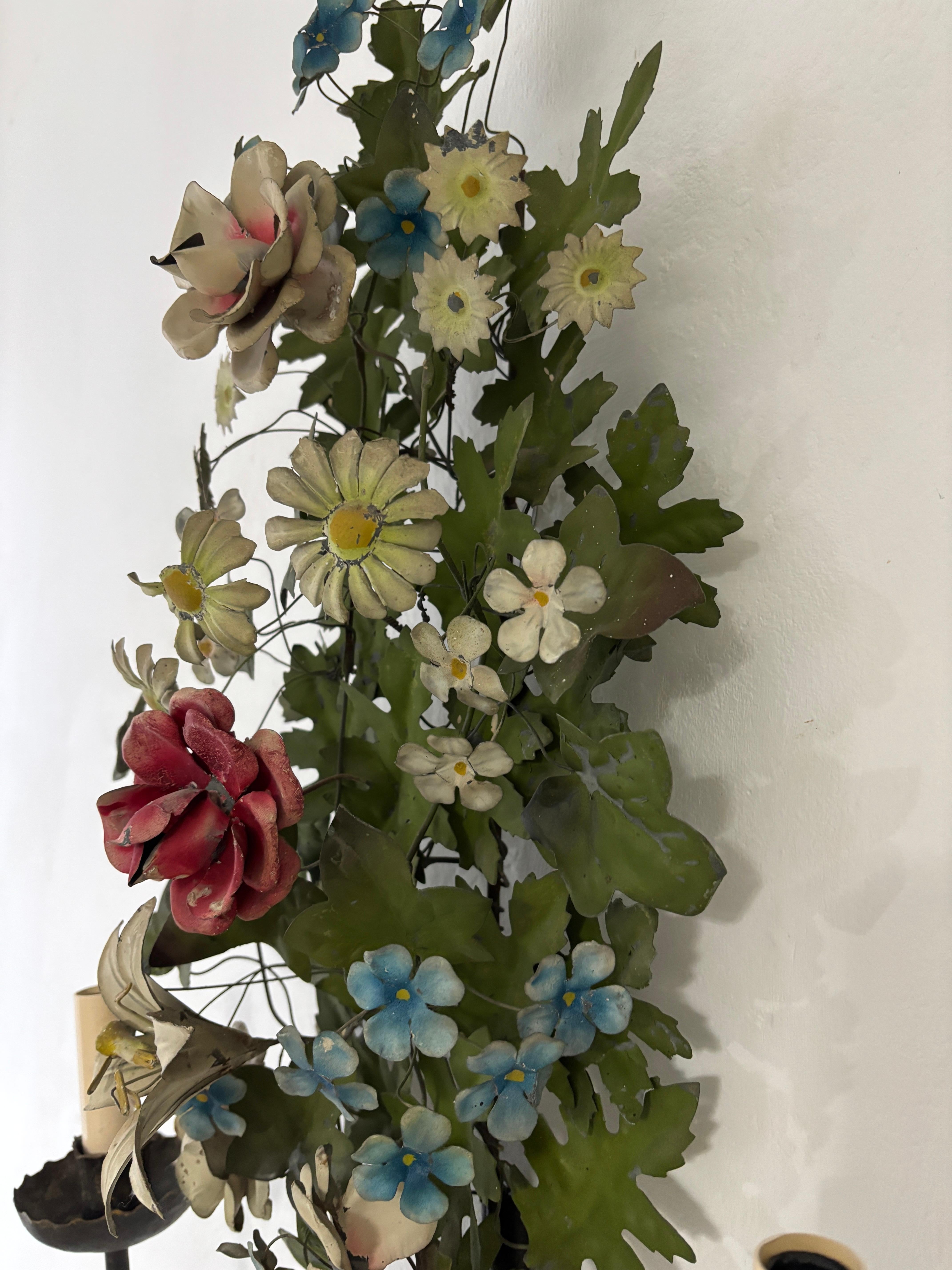 Enorme antico lampadario francese in tole con fiori e foglie del 1870 circa Estremamente raro in vendita 6