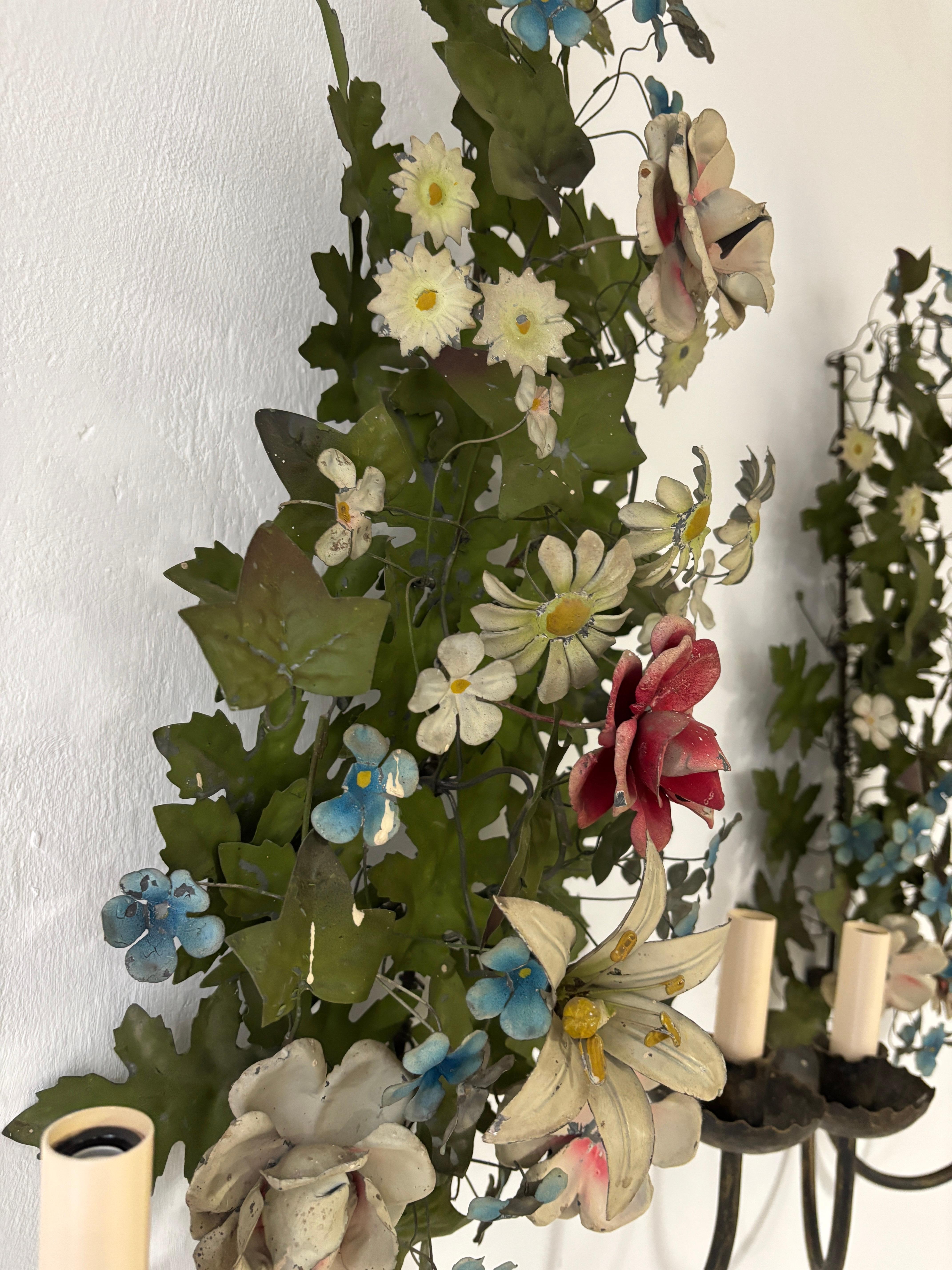 Enorme antico lampadario francese in tole con fiori e foglie del 1870 circa Estremamente raro in vendita 7