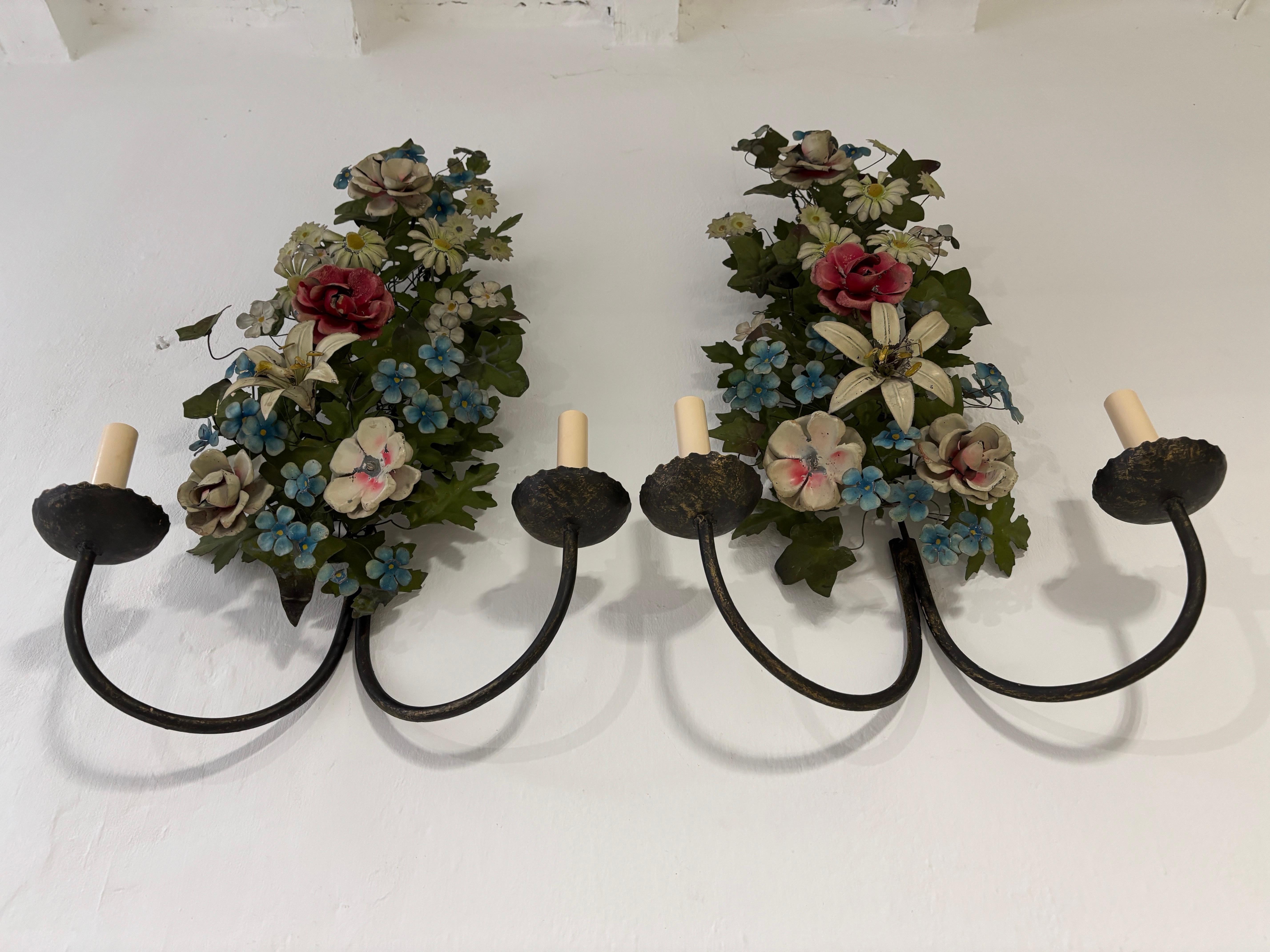 Francese Enorme antico lampadario francese in tole con fiori e foglie del 1870 circa Estremamente raro in vendita