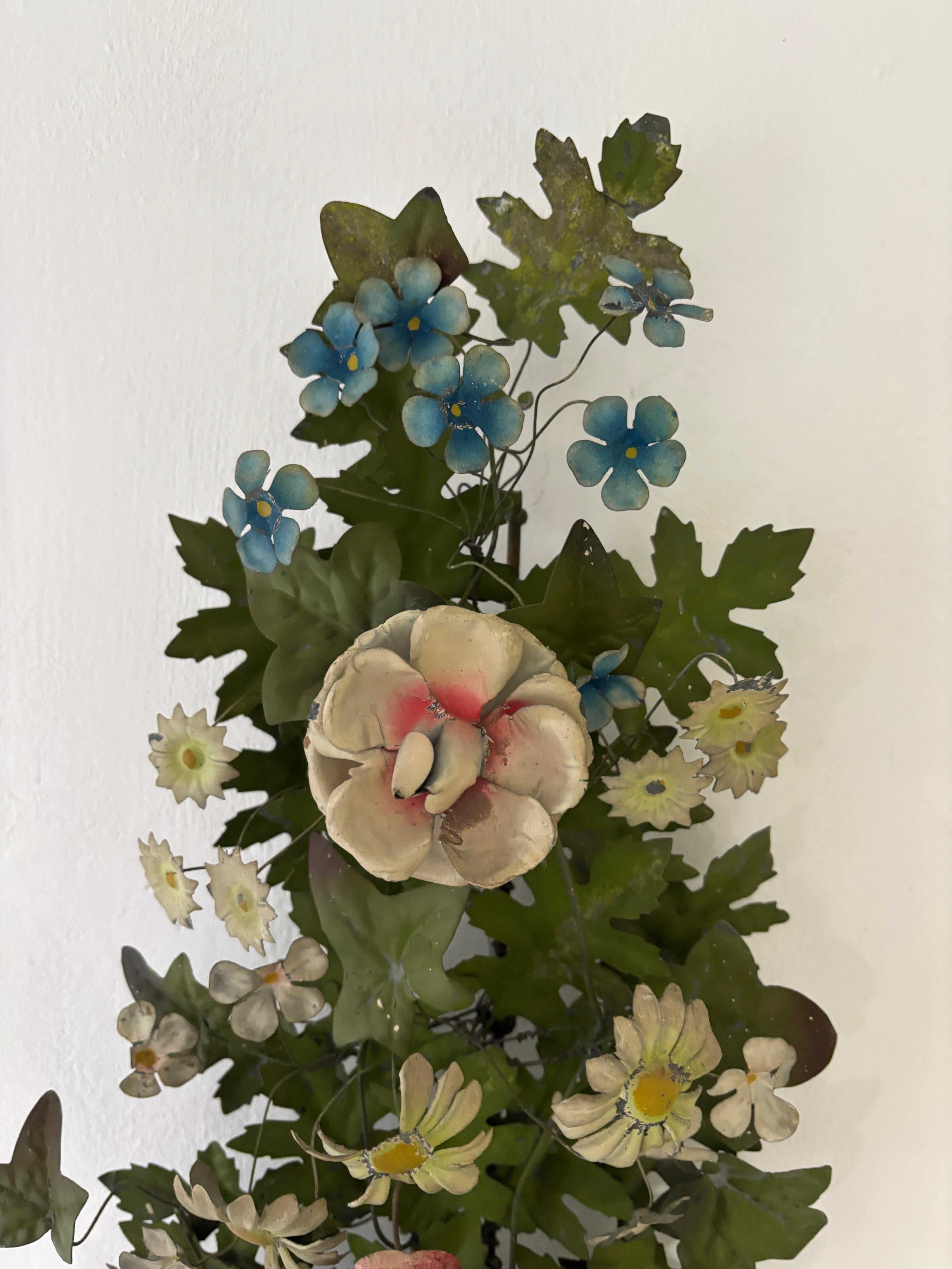 Enorme antico lampadario francese in tole con fiori e foglie del 1870 circa Estremamente raro In condizioni buone in vendita a Firenze, Toscana