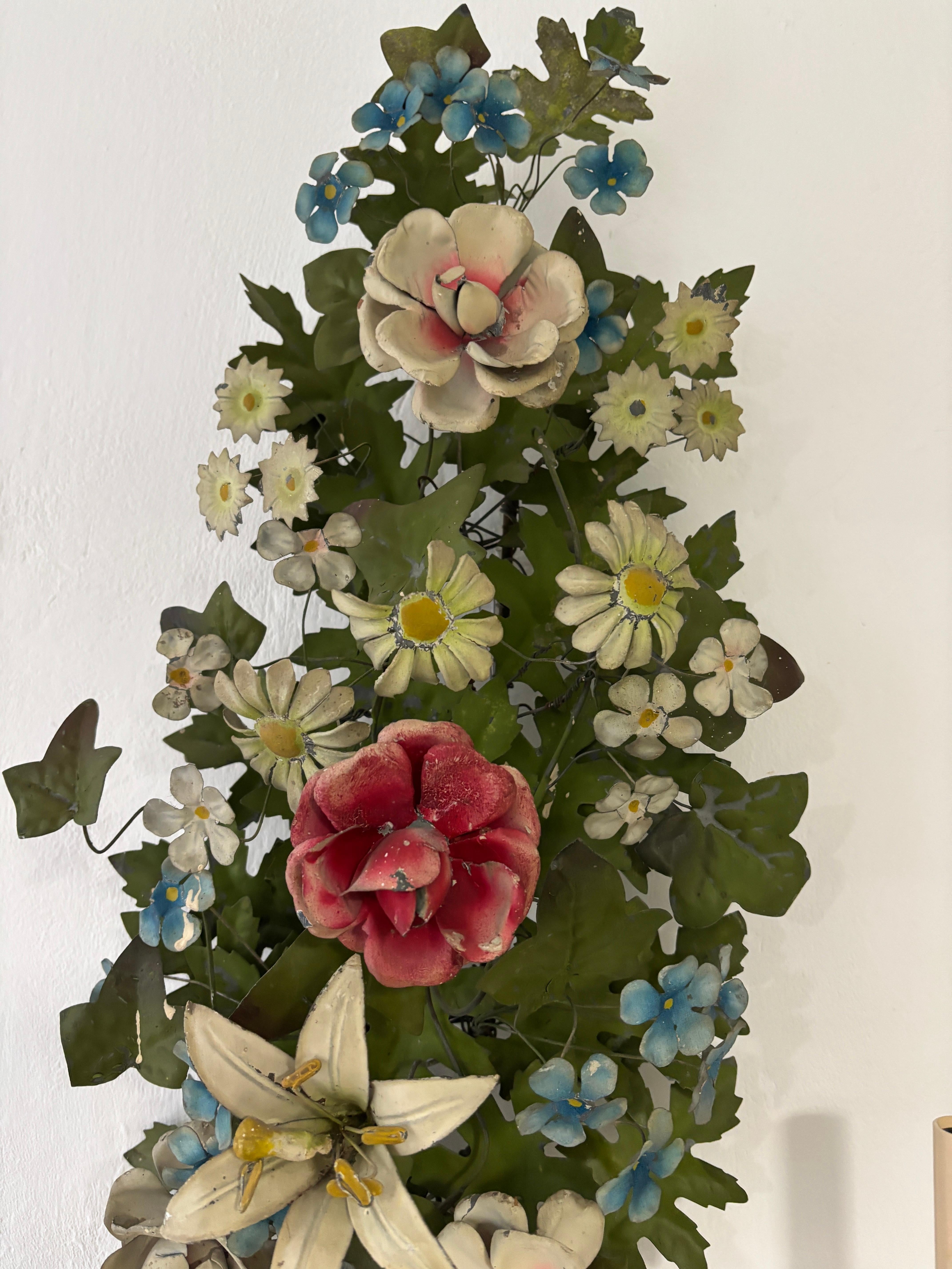 Fine XIX secolo Enorme antico lampadario francese in tole con fiori e foglie del 1870 circa Estremamente raro in vendita