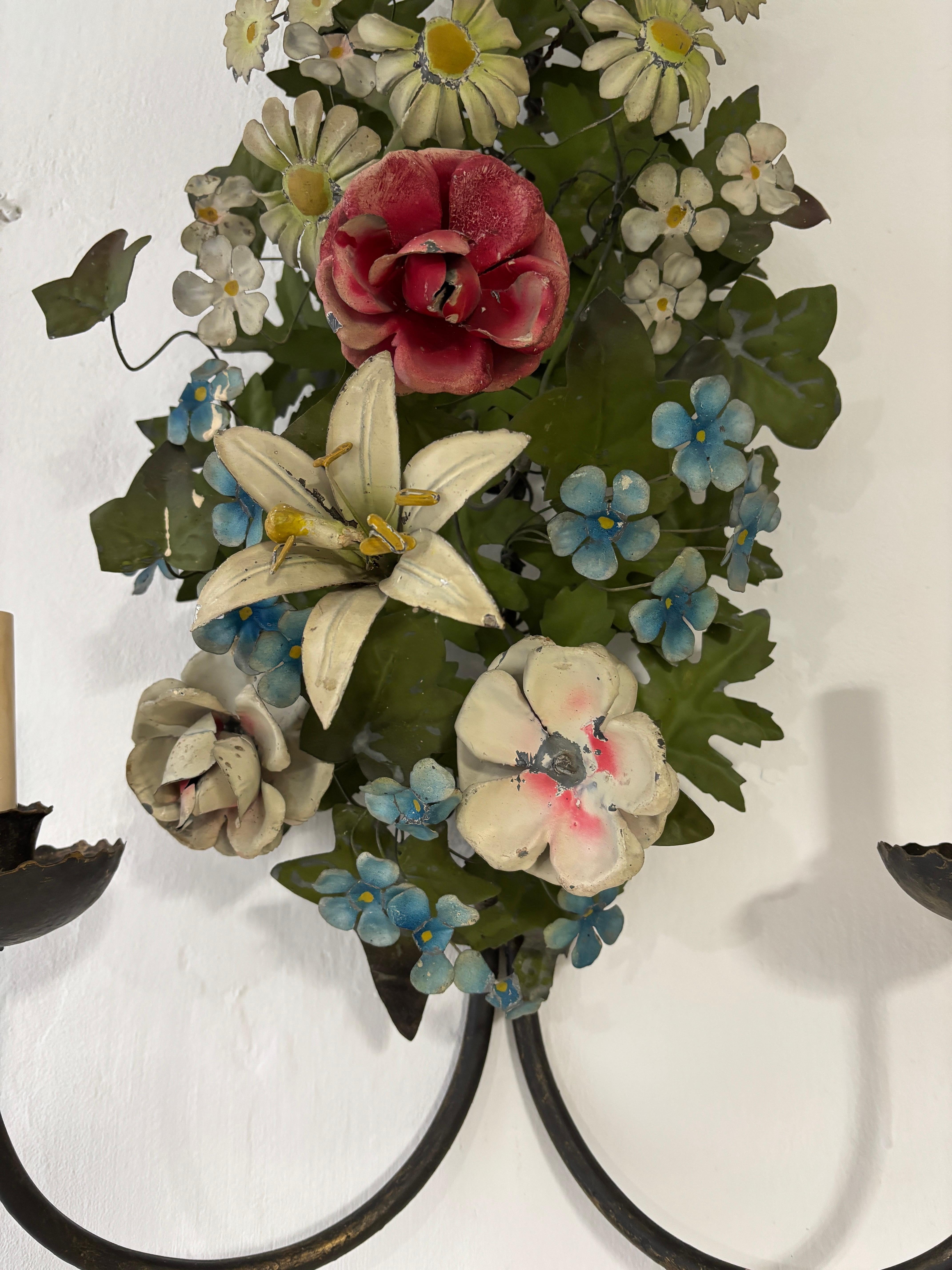 Metallo Enorme antico lampadario francese in tole con fiori e foglie del 1870 circa Estremamente raro in vendita