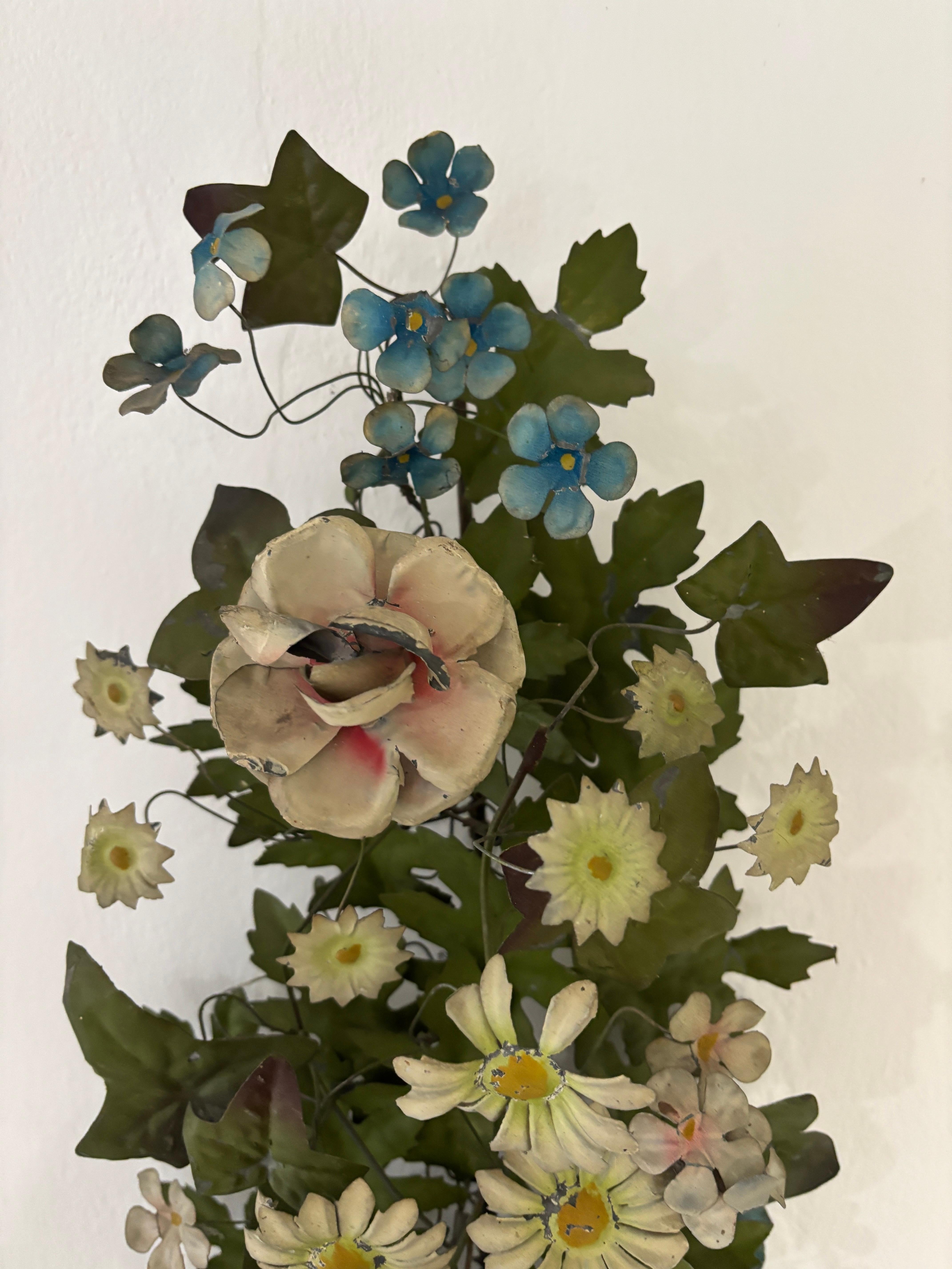 Enorme antico lampadario francese in tole con fiori e foglie del 1870 circa Estremamente raro in vendita 1