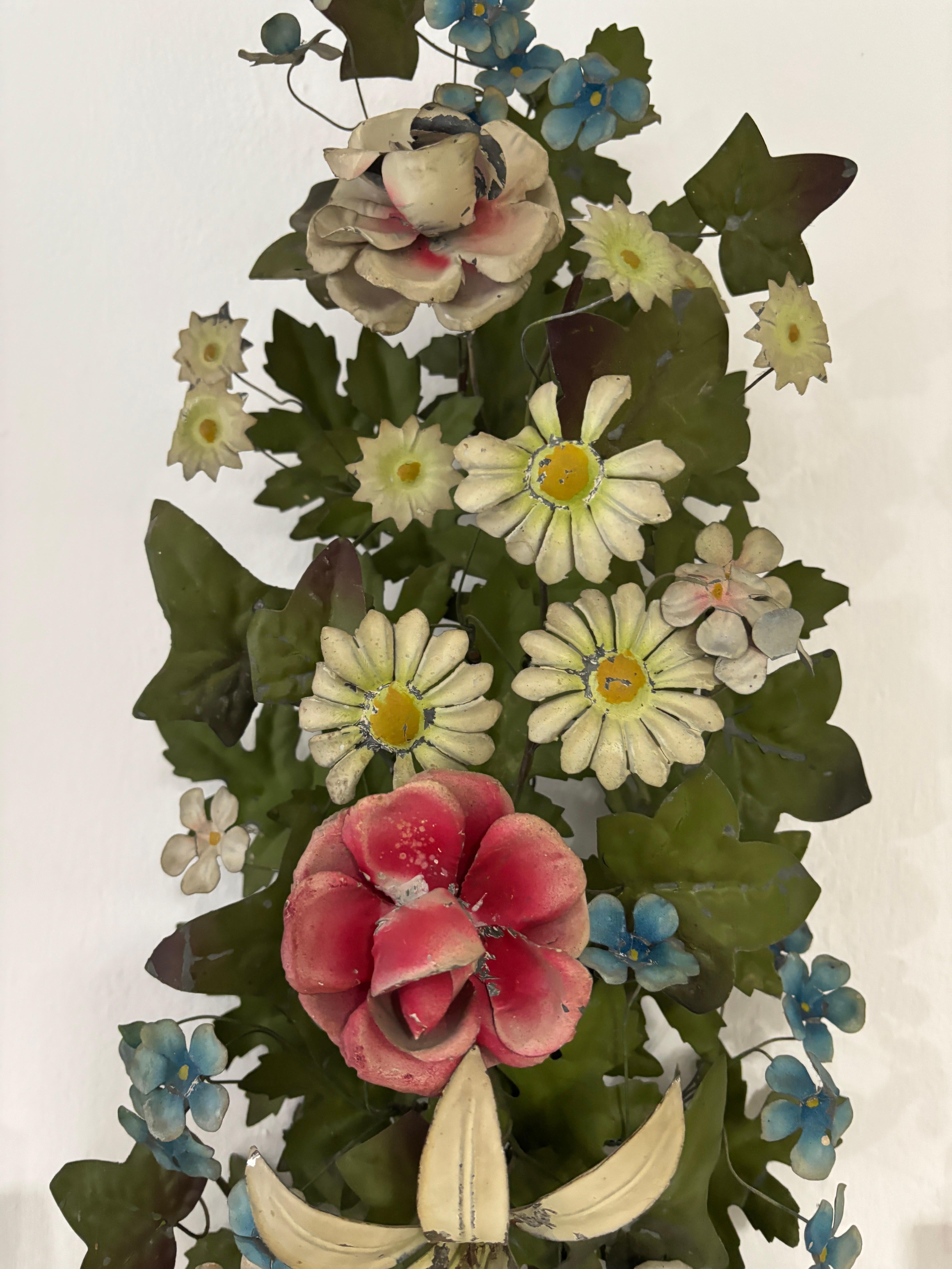 Enorme antico lampadario francese in tole con fiori e foglie del 1870 circa Estremamente raro in vendita 2