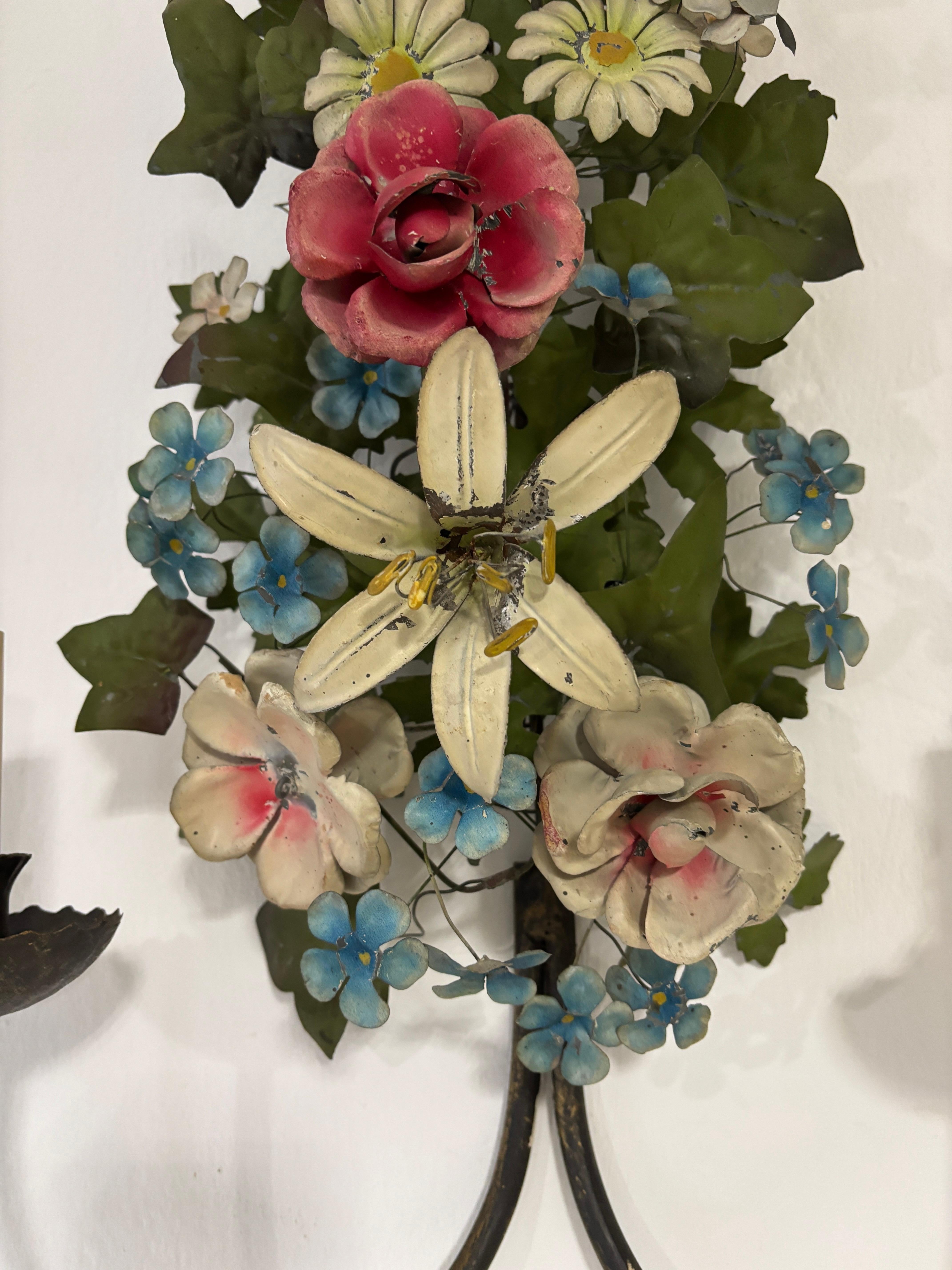 Enorme antico lampadario francese in tole con fiori e foglie del 1870 circa Estremamente raro in vendita 3