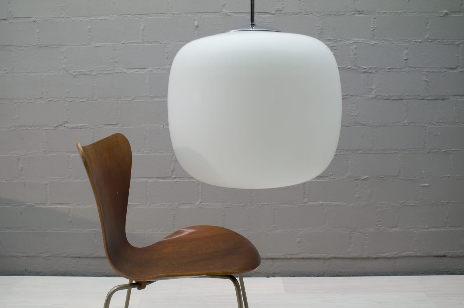 Vintage German pendant lamp in glass by Limburg. E27 socket. Height changeable by the cable. Maximum height is 100 cm. From the 1960s.

The lamp is executed with an E27 Edison screw fit bulb. It is wired and in working condition. It runs both on