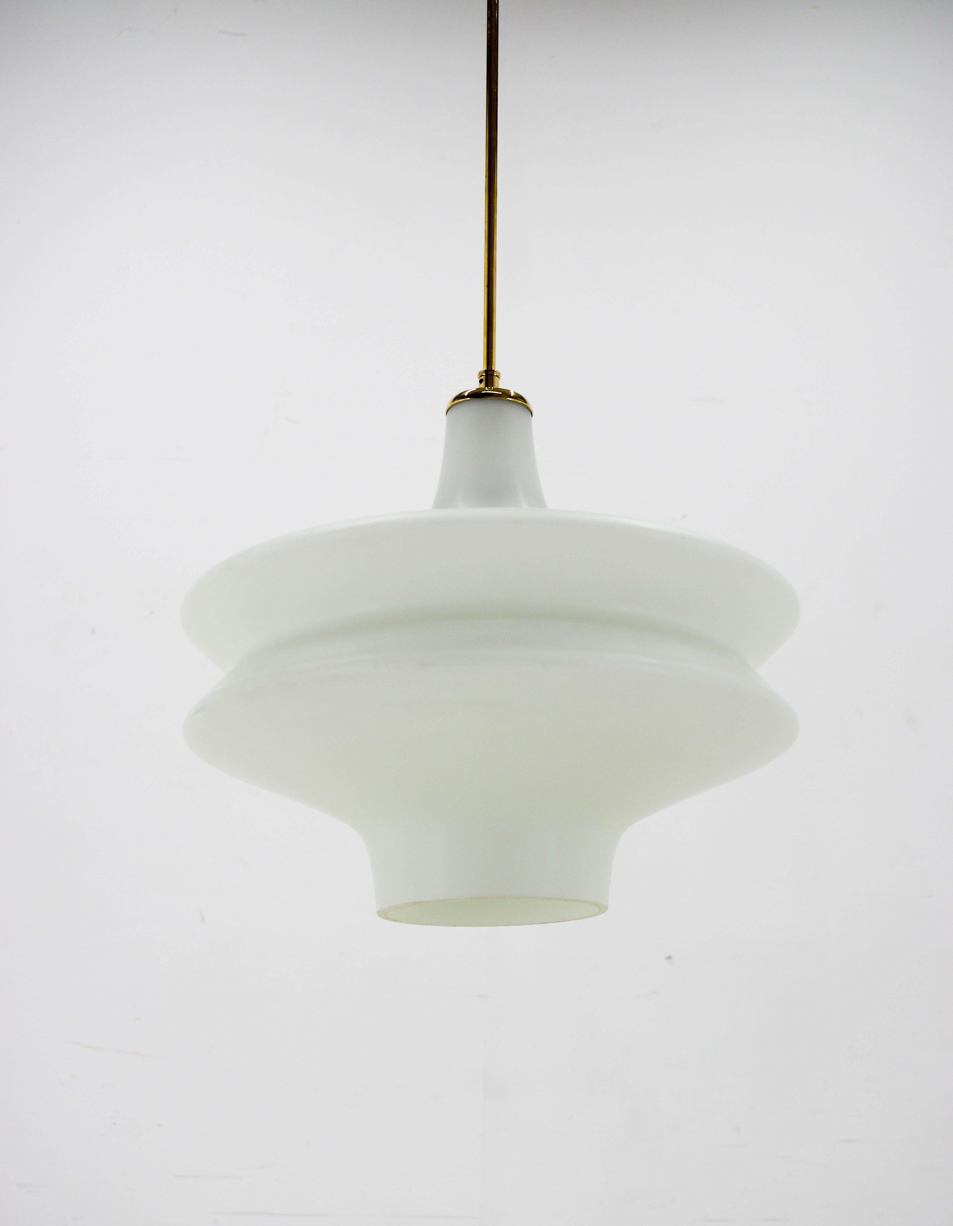 Brass central rod and canopy.
Opaline glass shade.
Rewired
1x100W, E25-E27 bulb
US wiring compatible