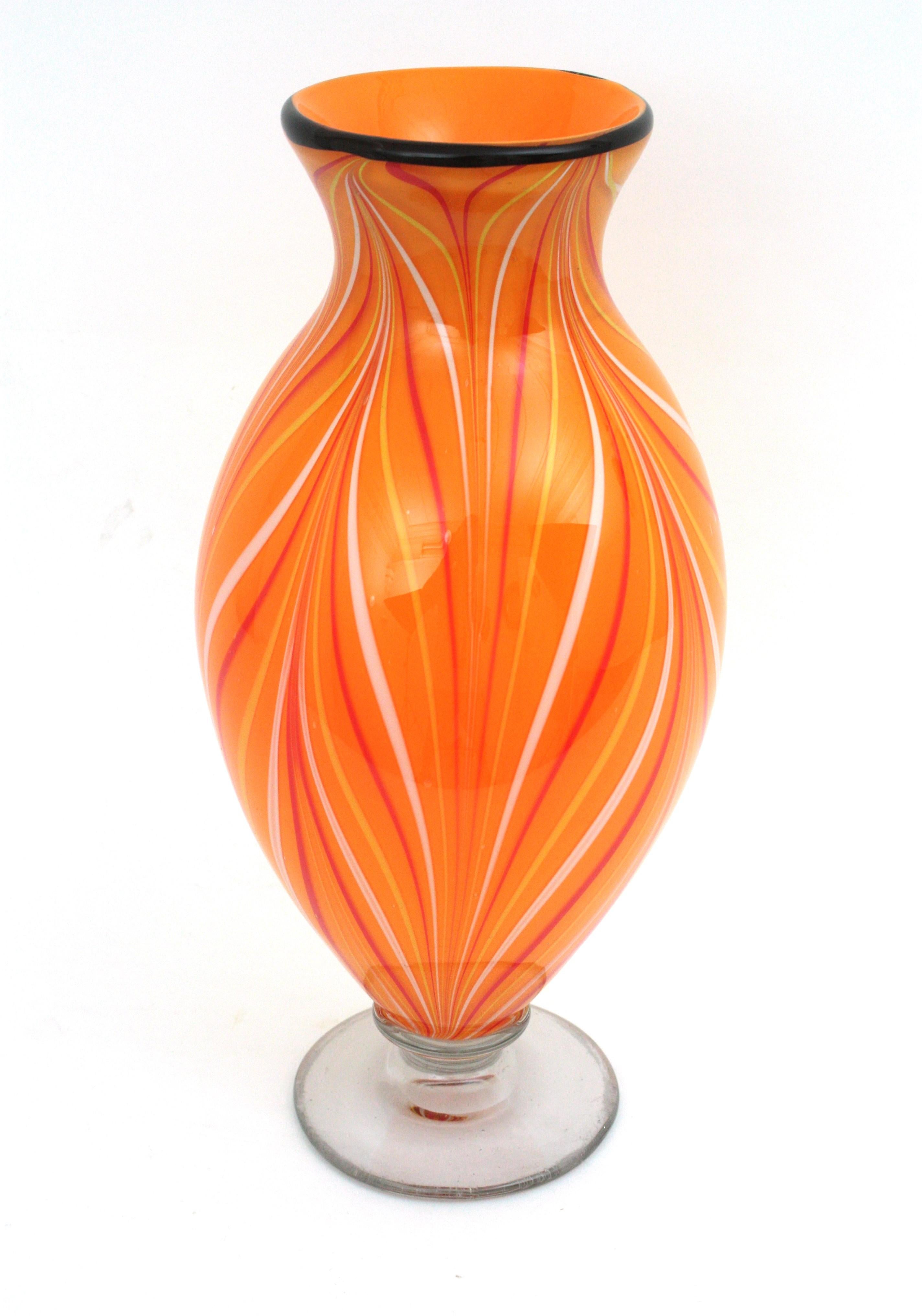 Grand vase en verre d'art de Murano rayé orange en vente 2