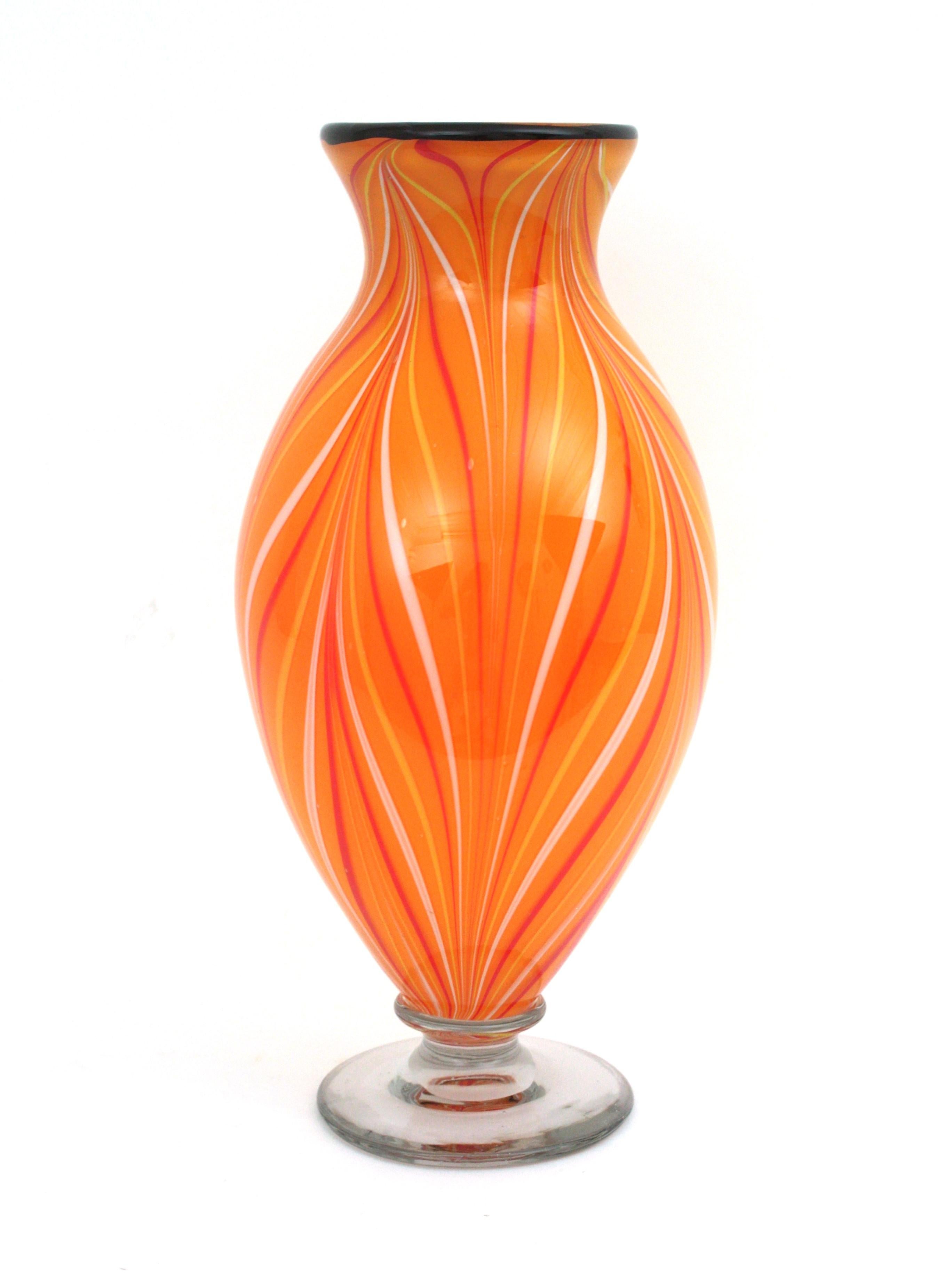 Grand vase en verre d'art de Murano rayé orange en vente 3