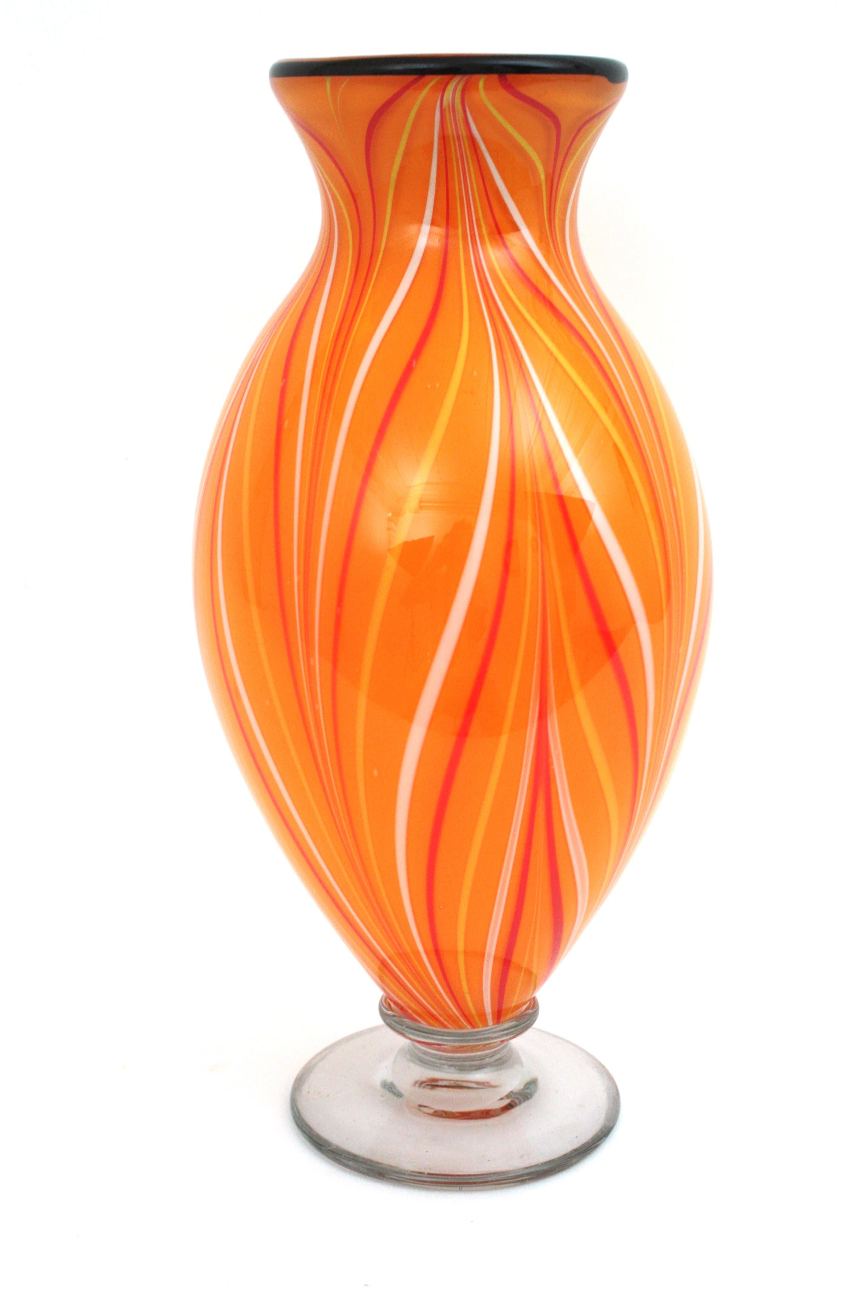 Grand vase en verre d'art de Murano rayé orange en vente 4