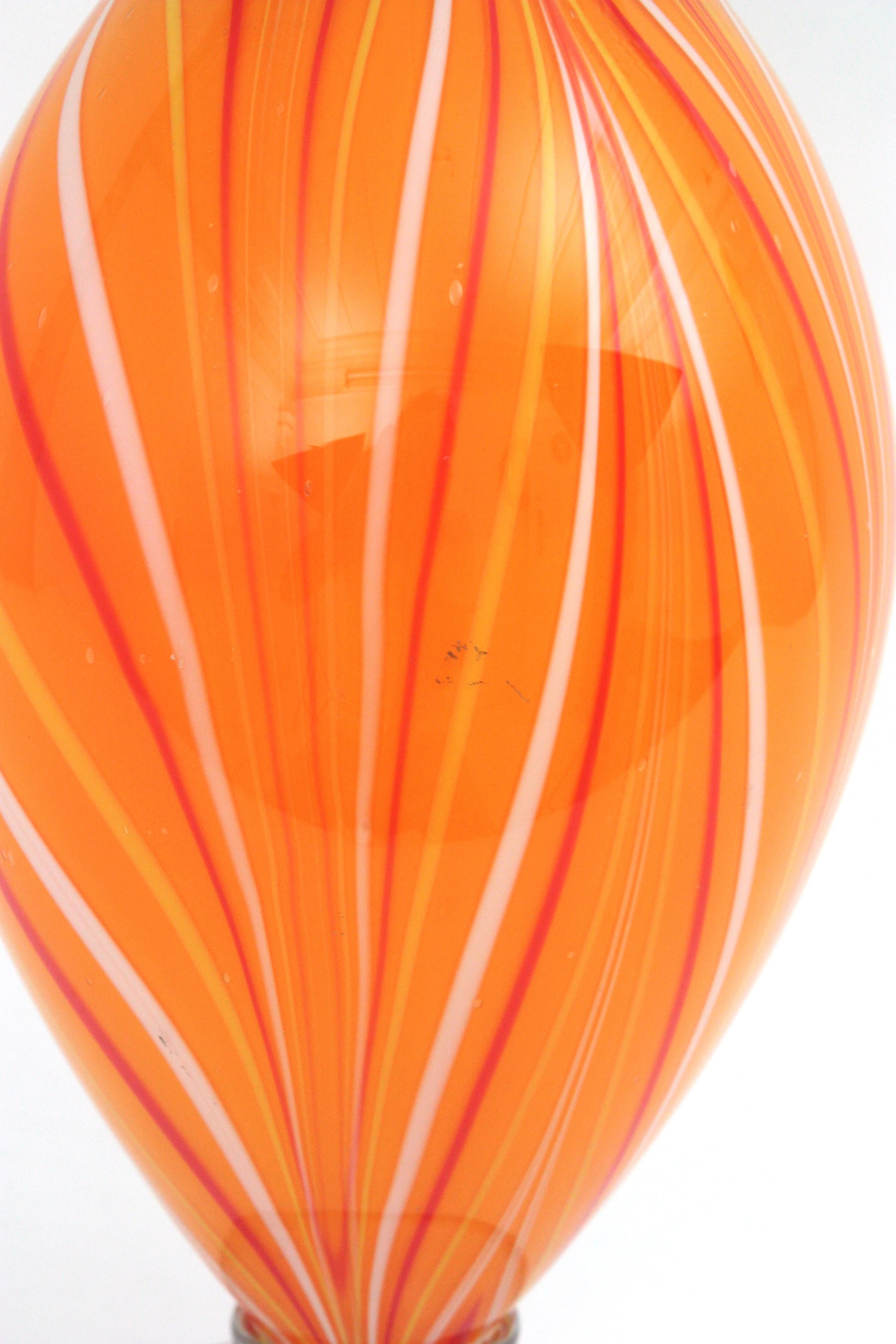 Grand vase en verre d'art de Murano rayé orange en vente 5