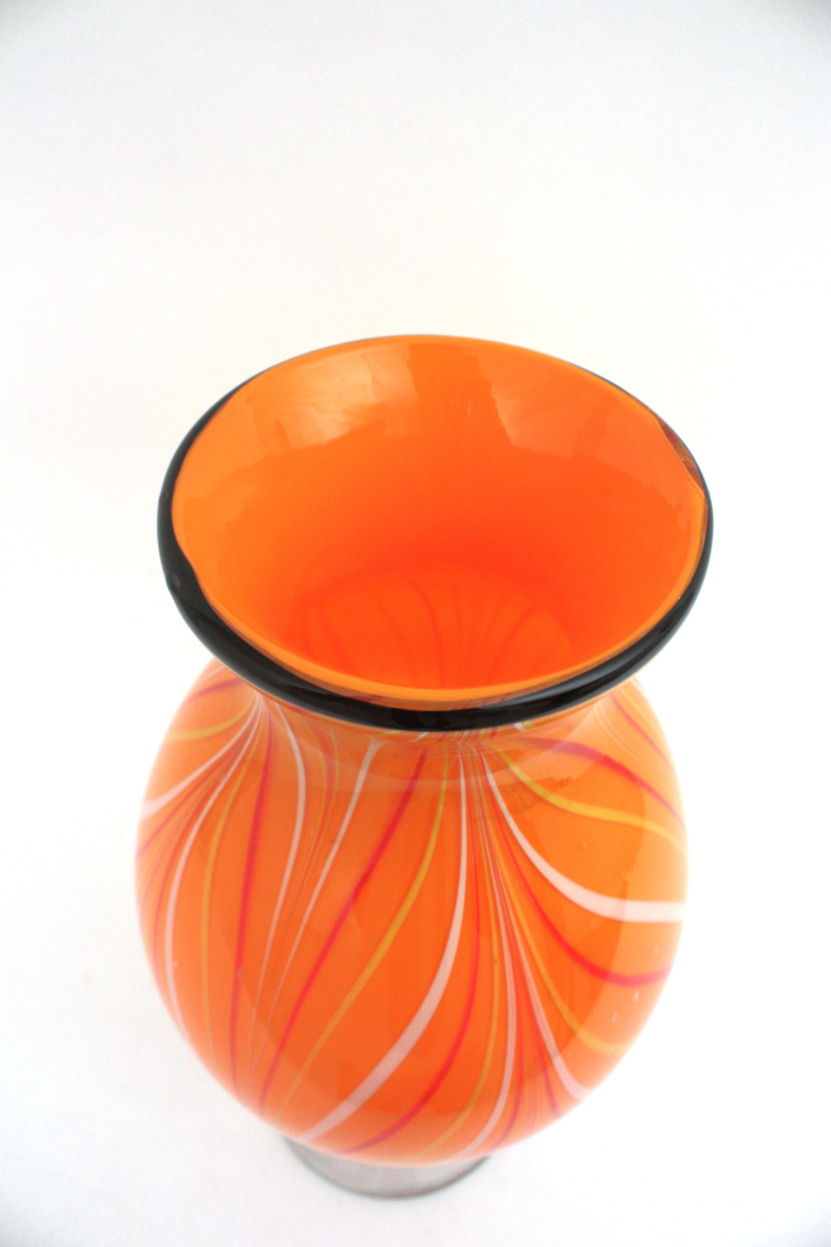 Grand vase en verre d'art de Murano rayé orange en vente 6